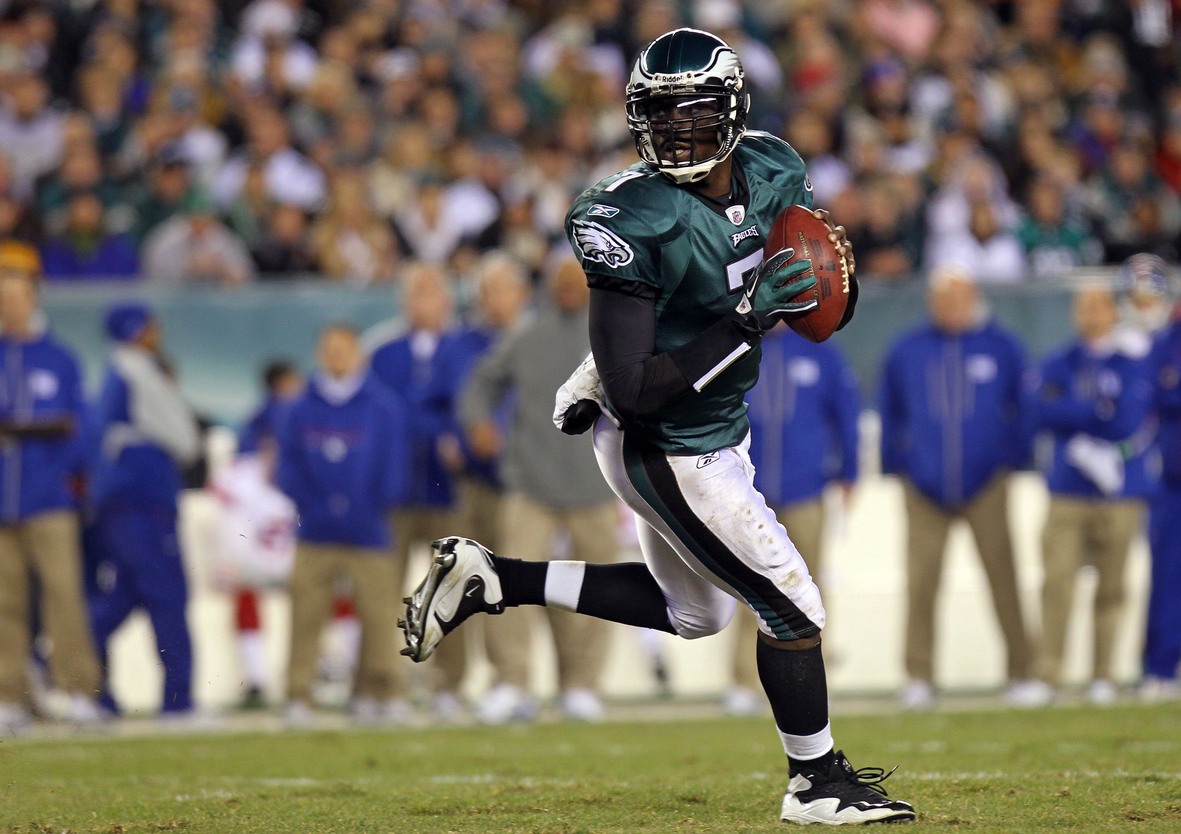 PHILADELPHIA - NOVEMBER 21:  Michael Vick #7 of the Philadelphia Eagles runs with the ball against the New York Giants at Lincoln Financial Field on November 21, 2010 in Philadelphia, Pennsylvania.  (Photo by Nick Laham/Getty Images)