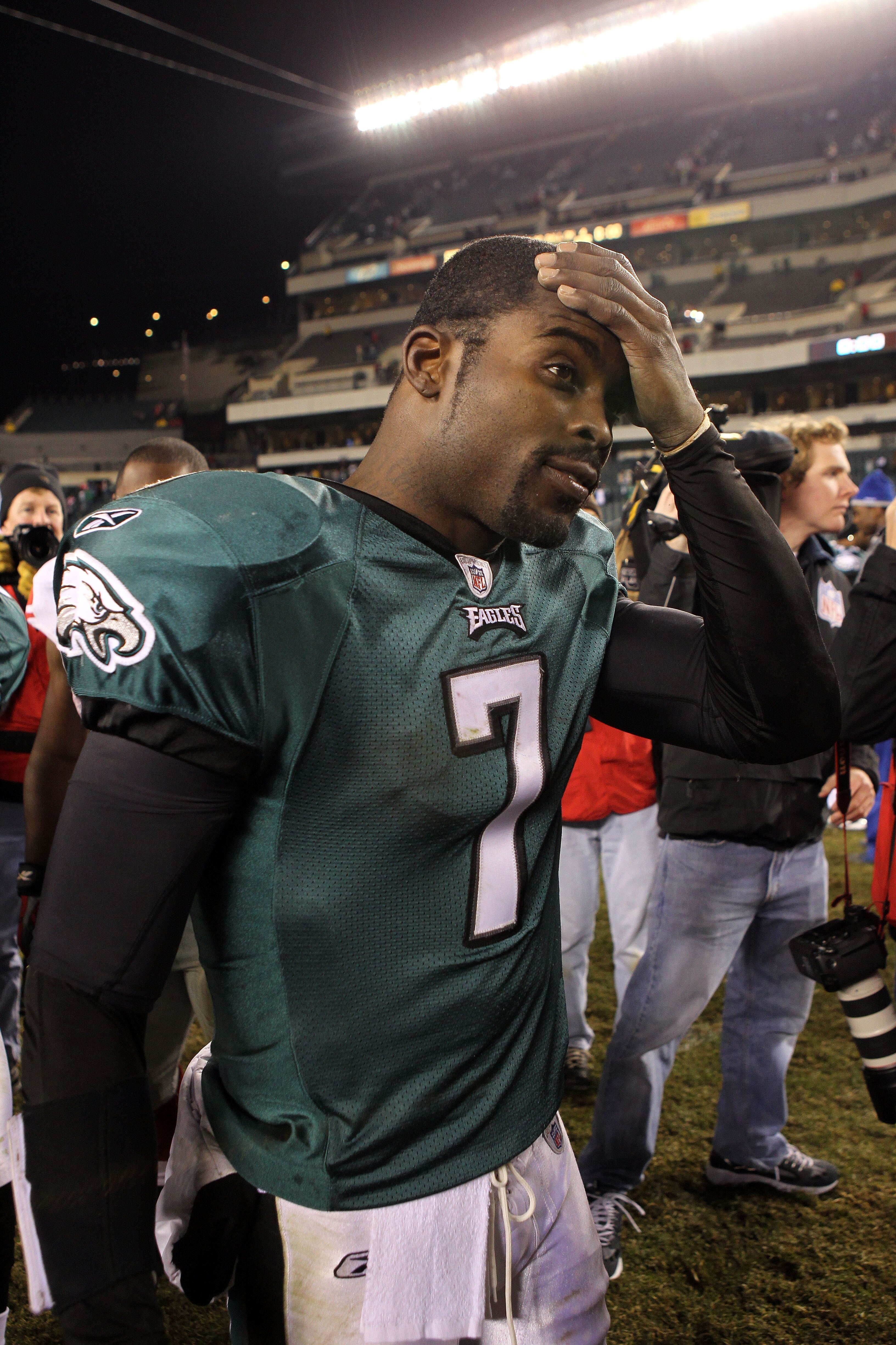 PHILADELPHIA - NOVEMBER 21:  Michael Vick #7 of the Philadelphia Eagles celebrates after defeating the New York Giants at Lincoln Financial Field on November 21, 2010 in Philadelphia, Pennsylvania.  (Photo by Nick Laham/Getty Images)