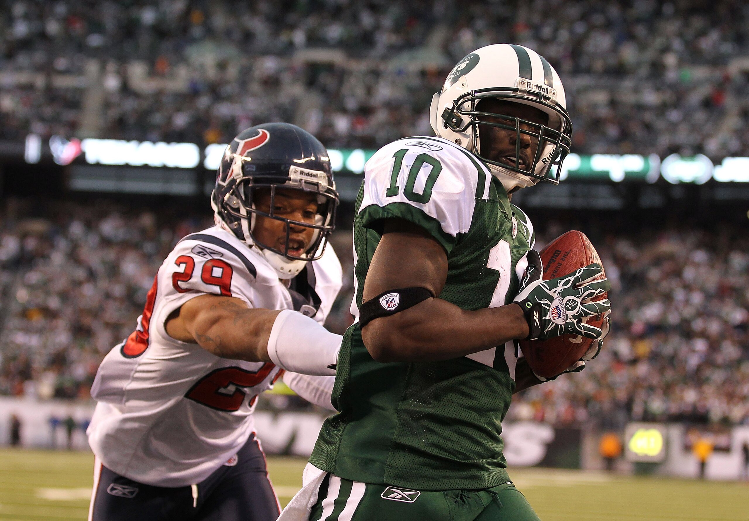 EAST RUTHERFORD, NJ - NOVEMBER 21:  Santonio Holmes #10 of the New York Jets scores the winning  touchdown against Glover Quin #29 of the Houston Texans during the fourth quarter of their game on November 21, 2010 at the New Meadowlands Stadium in East Ru