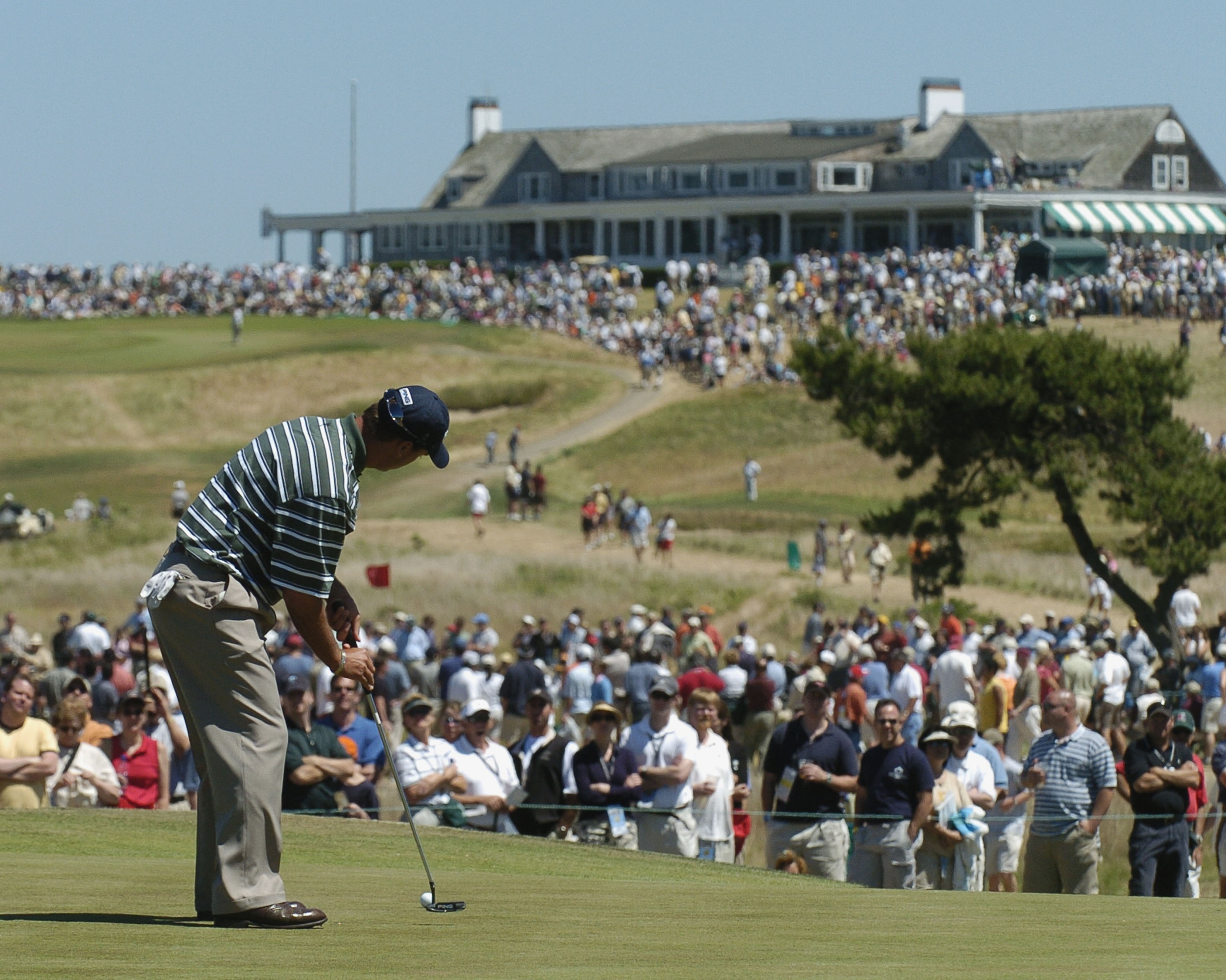 Chris DiMarco putts during  the final round of the 2004 U. S. Open at Shinnecock Hills,  June 20, 2004. (Photo by A. Messerschmidt/Getty Images)