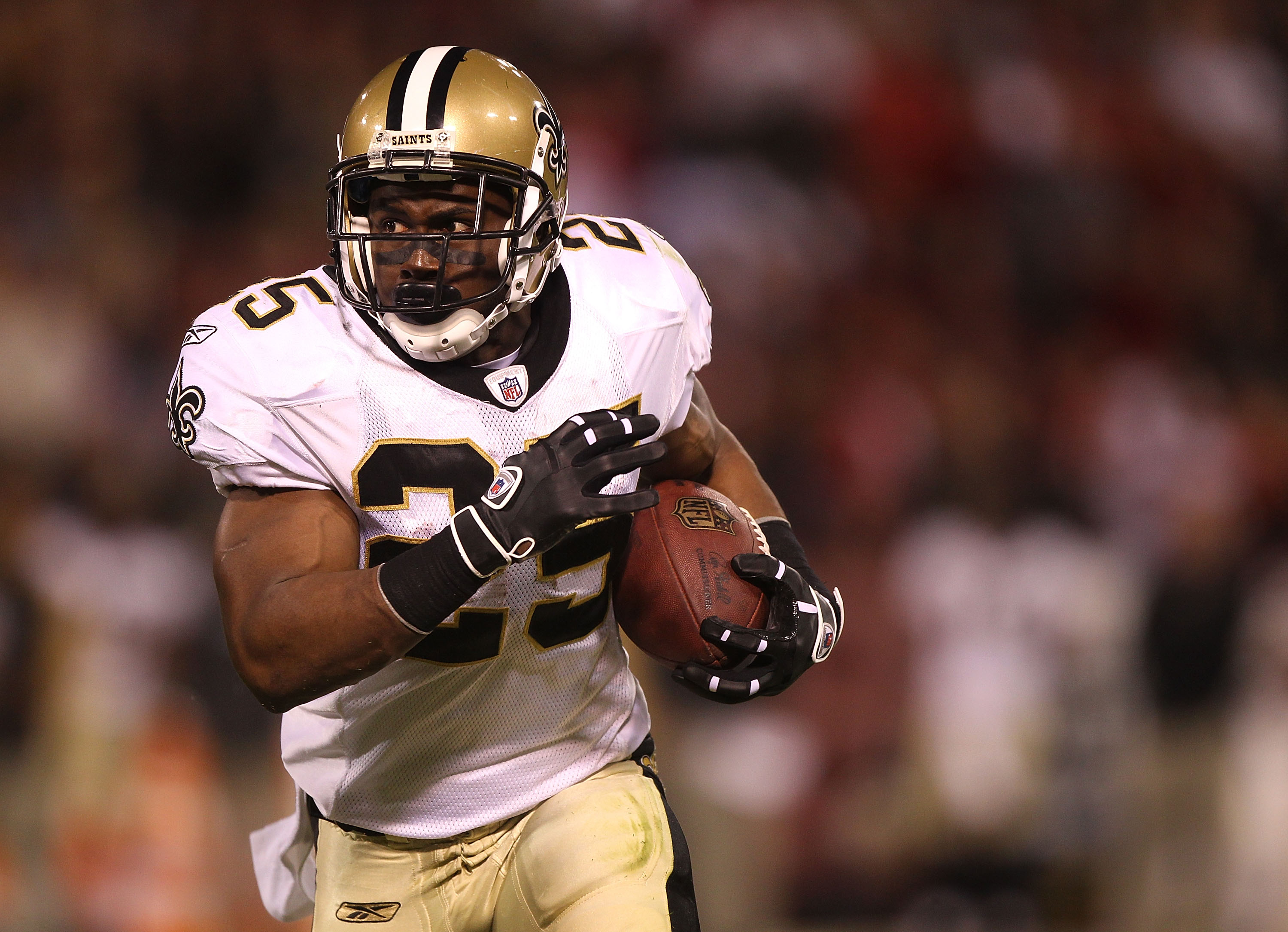 SAN FRANCISCO - SEPTEMBER 20:  Reggie Bush #25 of the New Orleans Saints runs against the San Francisco 49ers during an NFL game at Candlestick Park on September 20, 2010 in San Francisco, California.  (Photo by Jed Jacobsohn/Getty Images)