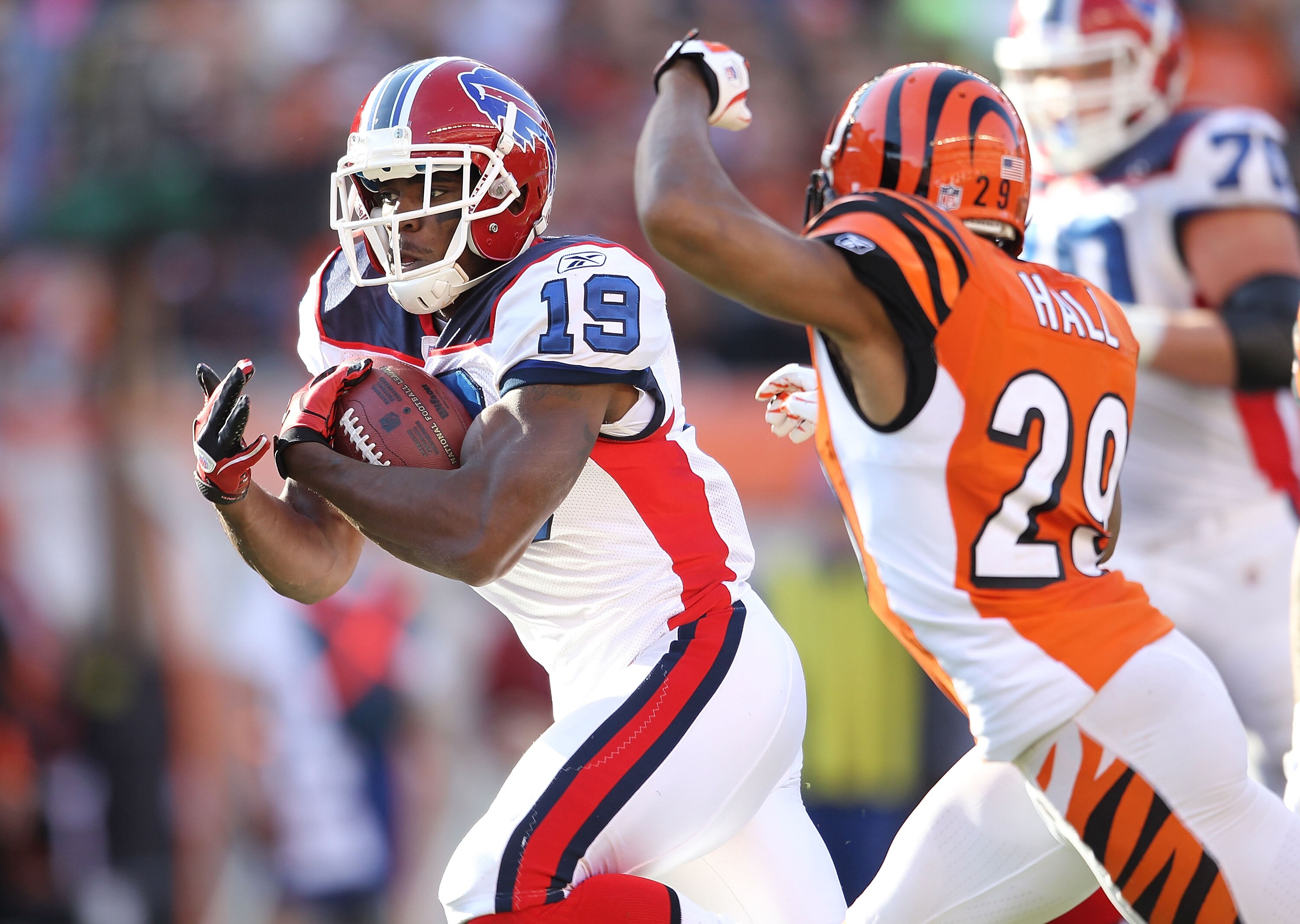 CINCINNATI - NOVEMBER 21:  Donald Jones #19 of the Buffalo Bills runs for a touchdown during NFL game against the Cincinnati Bengals at Paul Brown Stadium on November 21, 2010 in Cincinnati, Ohio. The Bills won 49-21.  (Photo by Andy Lyons/Getty Images)