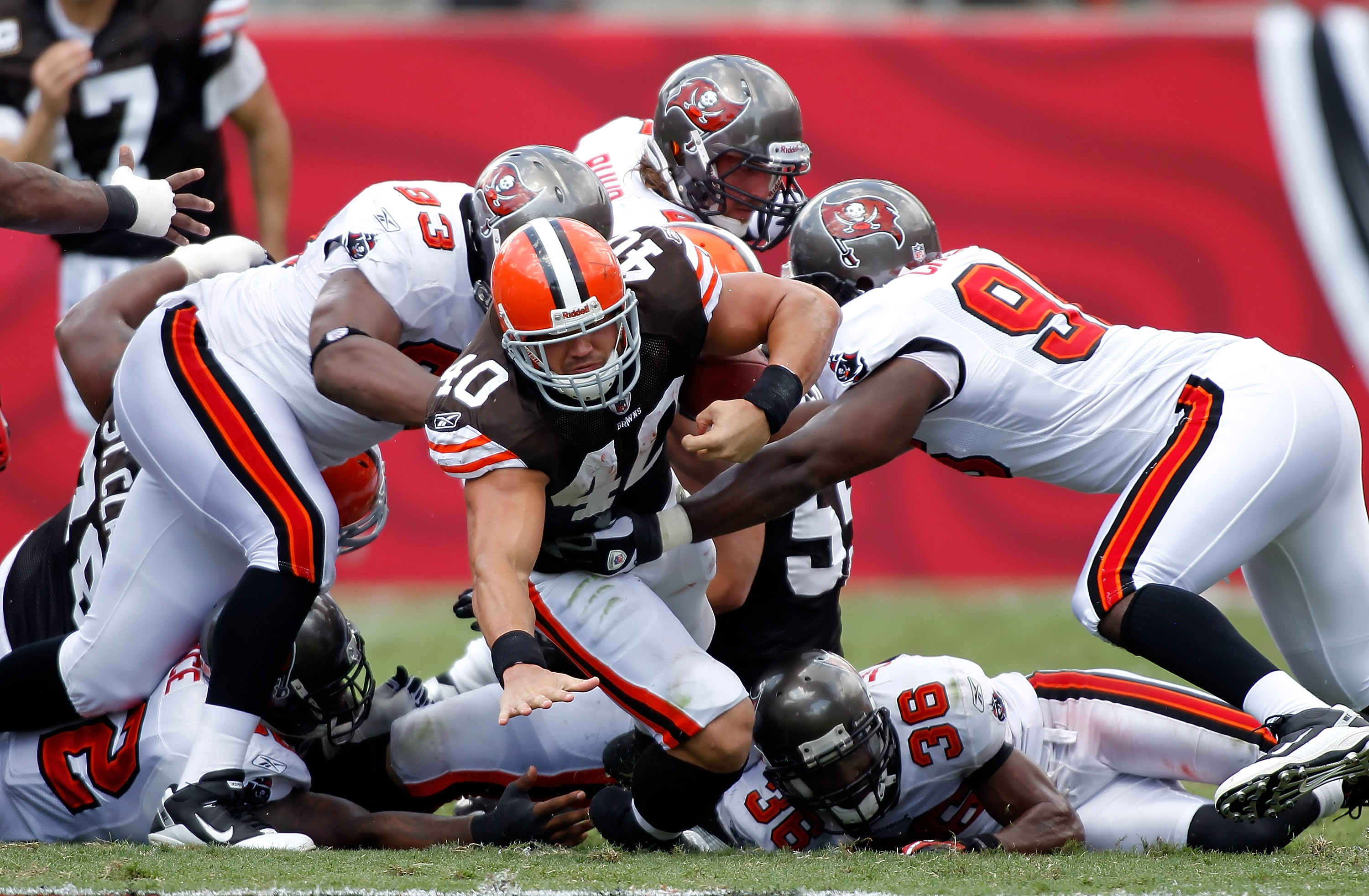 TAMPA, FL - SEPTEMBER 12:  Running back Peyton Hillis #40 of the Cleveland Browns runs the ball against the Tampa Bay Buccaneers during the NFL season opener game at Raymond James Stadium on September 12, 2010 in Tampa, Florida.  (Photo by J. Meric/Getty