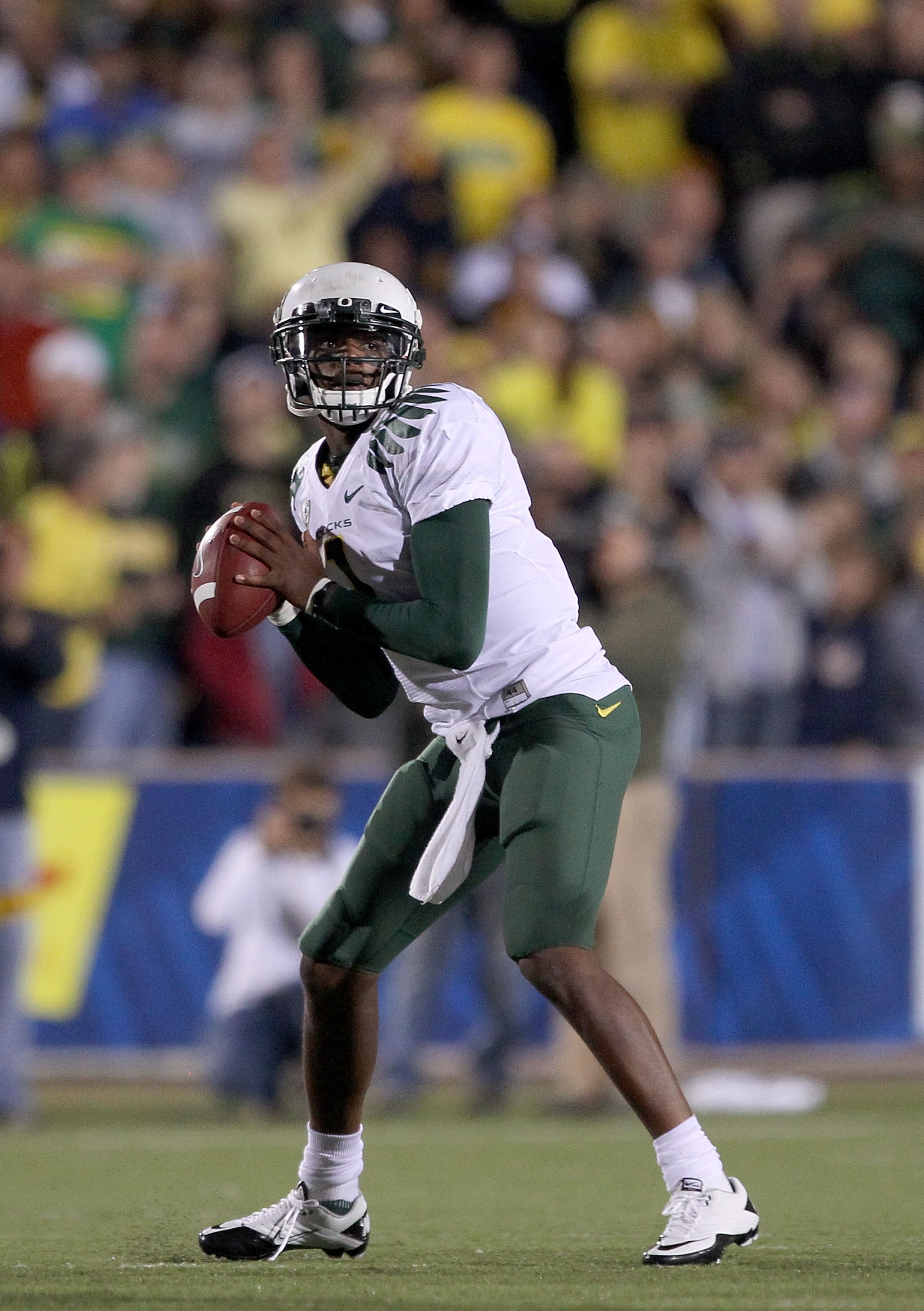 BERKELEY, CA - NOVEMBER 13:  Darron Thomas #1 of the Oregon Ducks in action during their game against the California Golden Bears  at California Memorial Stadium on November 13, 2010 in Berkeley, California.  (Photo by Ezra Shaw/Getty Images)