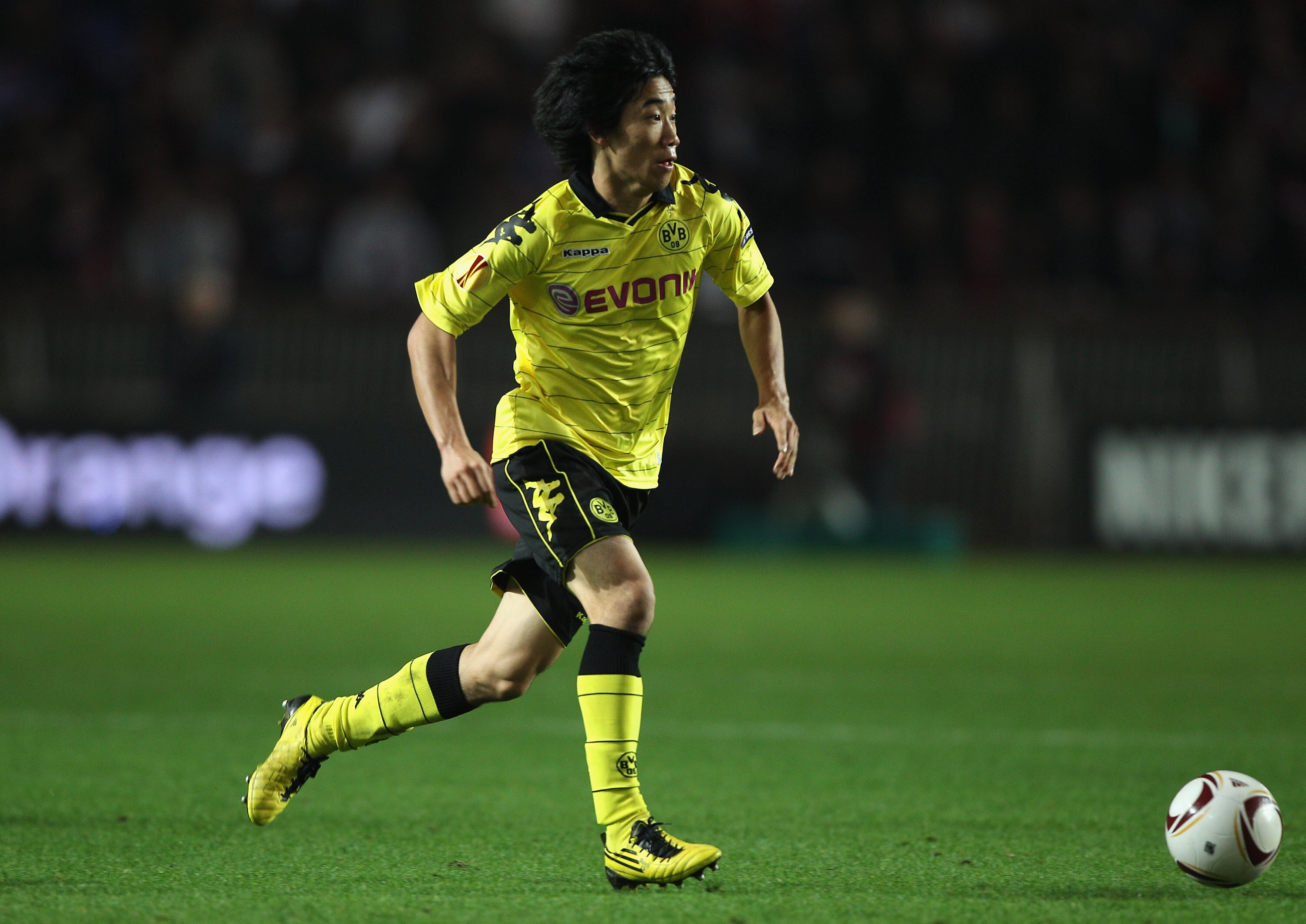 PARIS - NOVEMBER 04:  Shinji Kagawa of Borussia during the UEFA Europa League Group J match between Paris Saint Germain and Borussia Dortmund at the Parc des Princes on November 4, 2010 in Paris, France.  (Photo by Michael Steele/Getty Images)