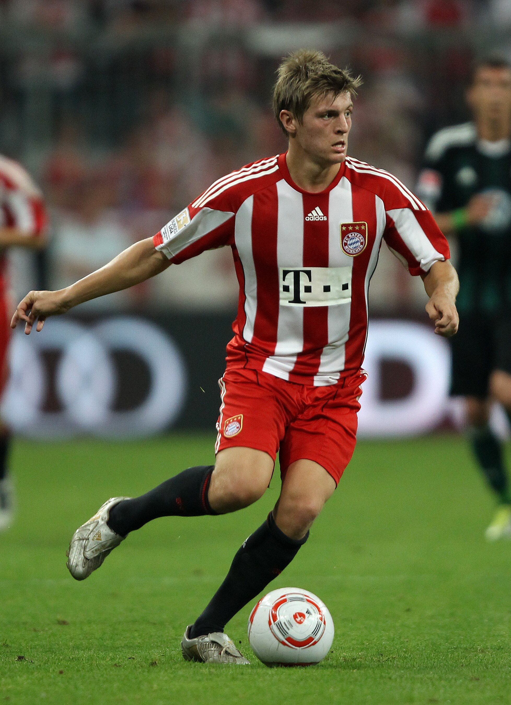 MUNICH, GERMANY - AUGUST 20: Toni Kroos of Bayern runs with the ball during the Bundesliga match between FC Bayern Muenchen and VfL Wolfsburg at Allianz Arena on August 20, 2010 in Munich, Germany.  (Photo by Clive Brunskill/Getty Images)