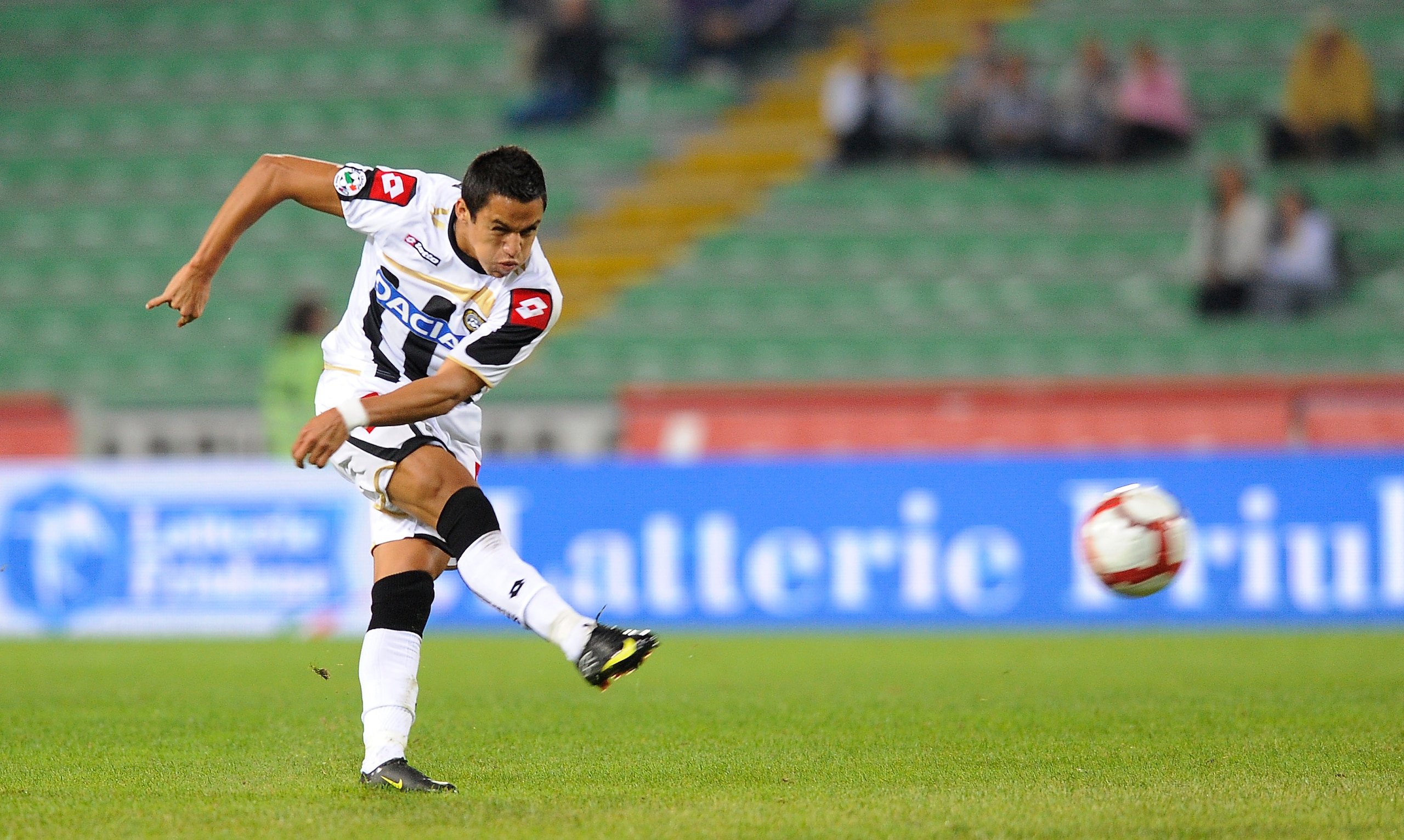UDINE, ITALY - SEPTEMBER 23:  Alex Sanchez of Udinese Calcio in action during the serie A match between Udinese Calcio and AC Milan at Stadio Friuli on September 23, 2009 in Udine, Italy.  (Photo by Dino Panato/Getty Images)