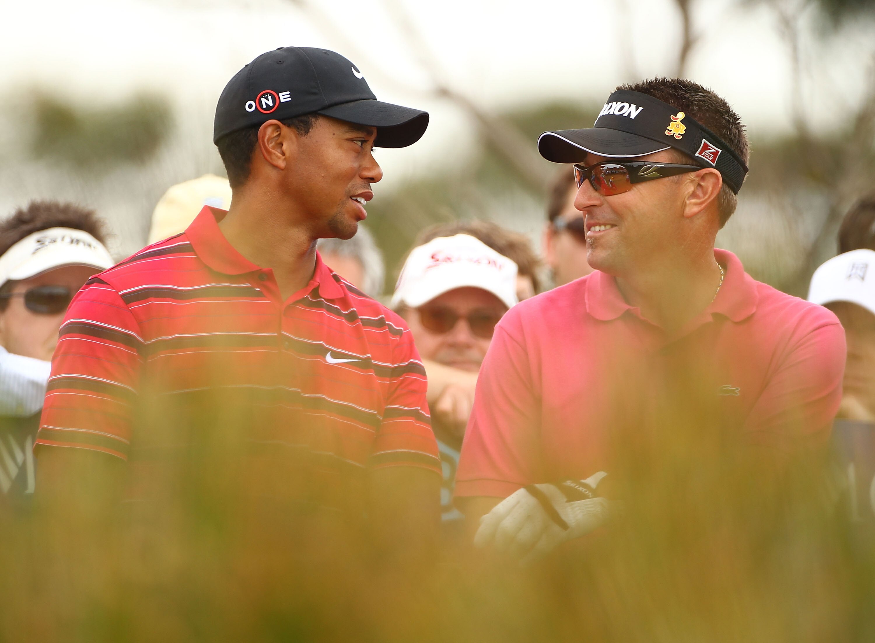 MELBOURNE, AUSTRALIA - NOVEMBER 14:  Tiger Woods of the USA talks with Robert Allenby of Australia during day four of the Australian Masters at The Victoria Golf Club on November 14, 2010 in Melbourne, Australia.  (Photo by Robert Cianflone/Getty Images)