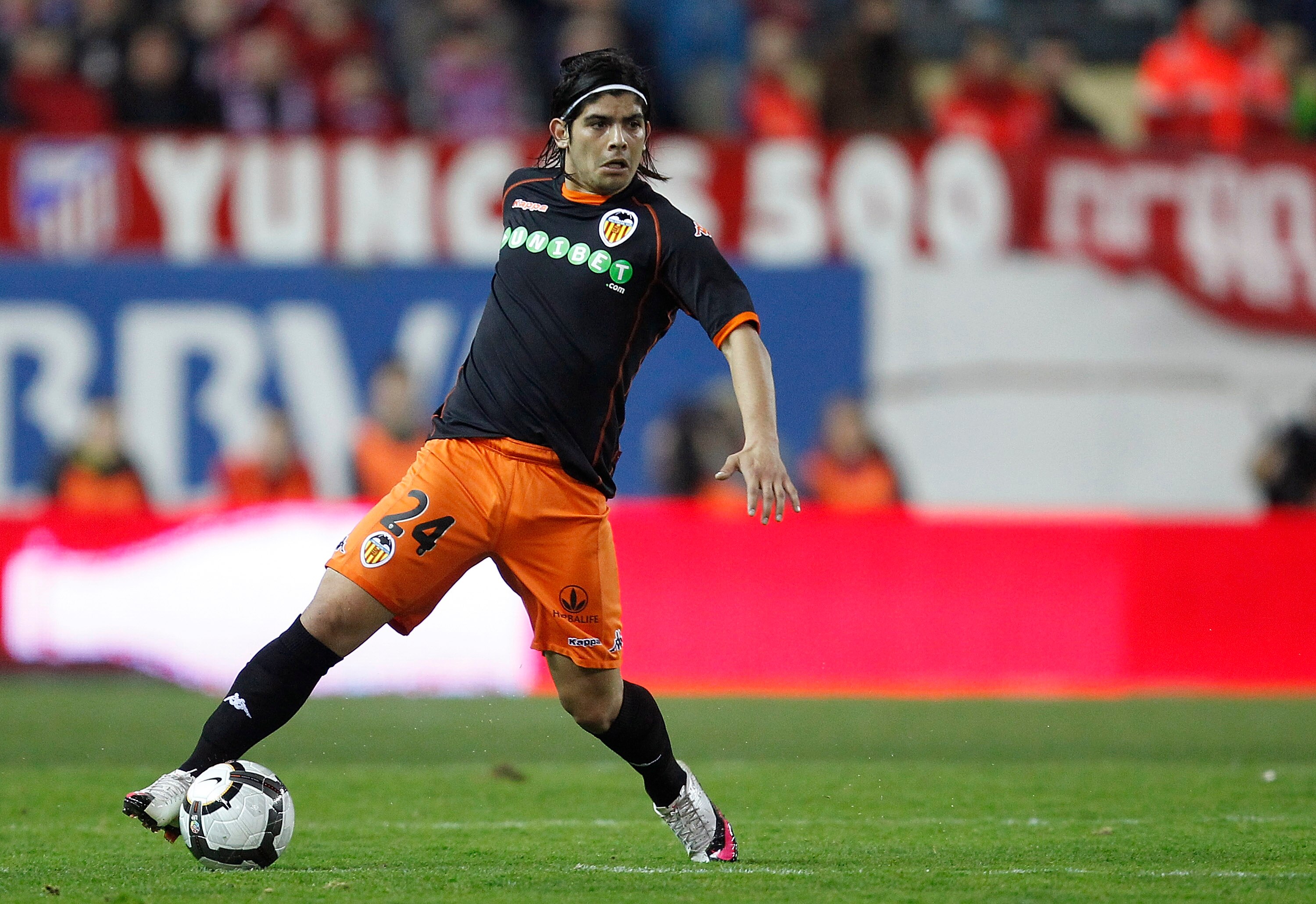 MADRID, SPAIN - FEBRUARY 28:  Ever Banega of Valencia in action during the La Liga match between Atletico Madrid and Valencia at Vicente Calderon Stadium on February 28, 2010 in Madrid, Spain.  (Photo by Angel Martinez/Getty Images)