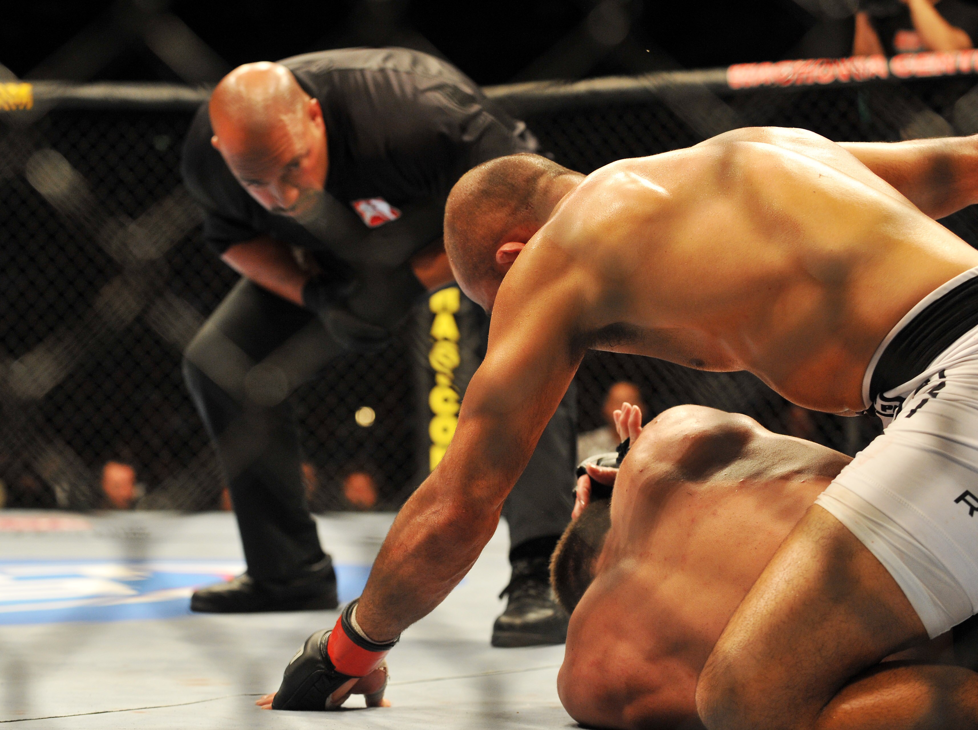 PHILADELPHIA - AUGUST 08:  (Top) Lightweight champion BJ Penn battles Kenny Florian during their lightweight championship title bout at UFC 101: Declaration at the Wachovia Center on August 8, 2009 in Philadelphia, Pennsylvania.  (Photo by Jon Kopaloff/Ge