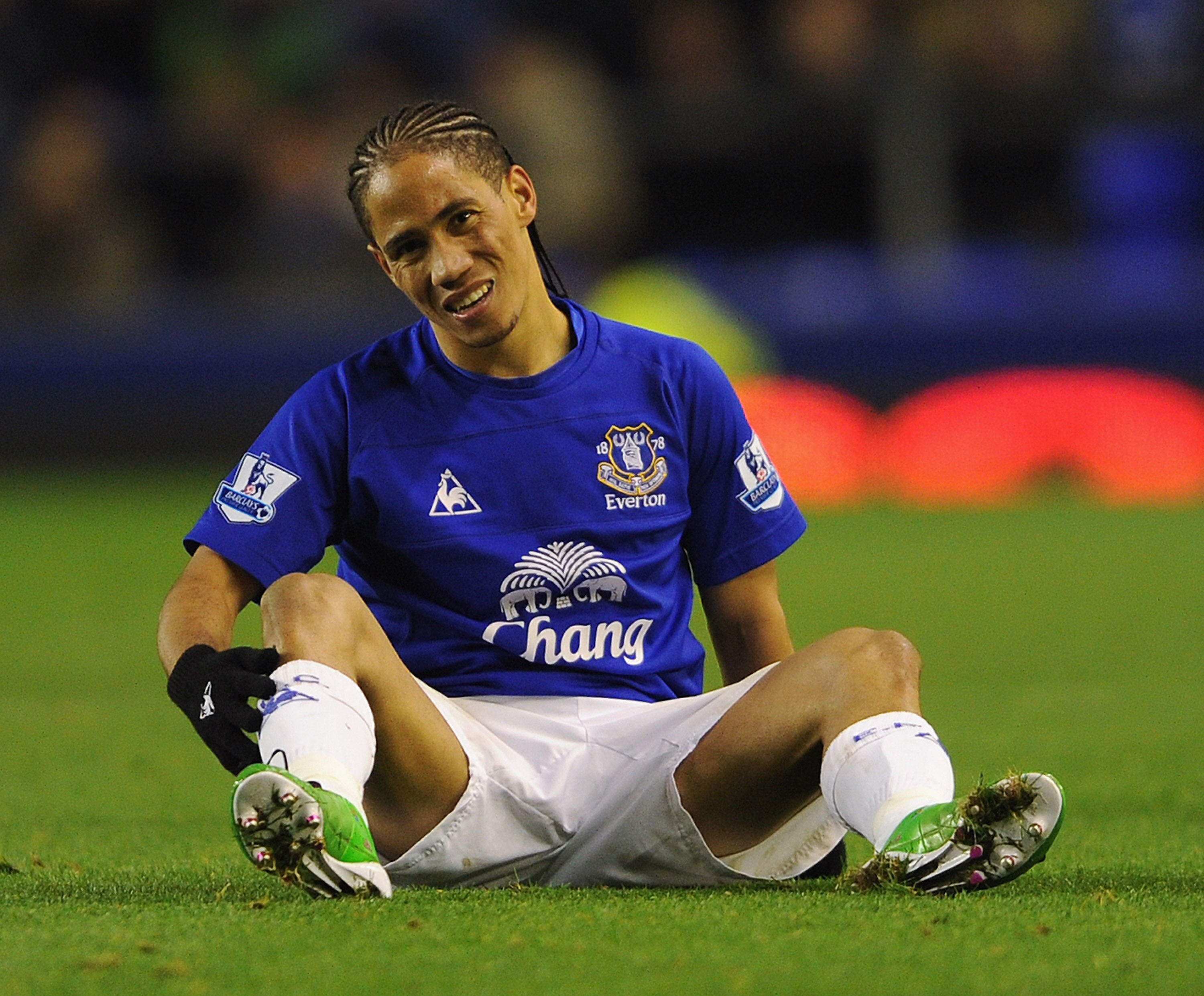 LIVERPOOL, ENGLAND - NOVEMBER 10: Steven Pienaar of Everton looks dejected during the Barclays Premier League match between Everton and Bolton Wanderers at Goodison Park on November 10, 2010 in Liverpool, England.  (Photo by Michael Regan/Getty Images)