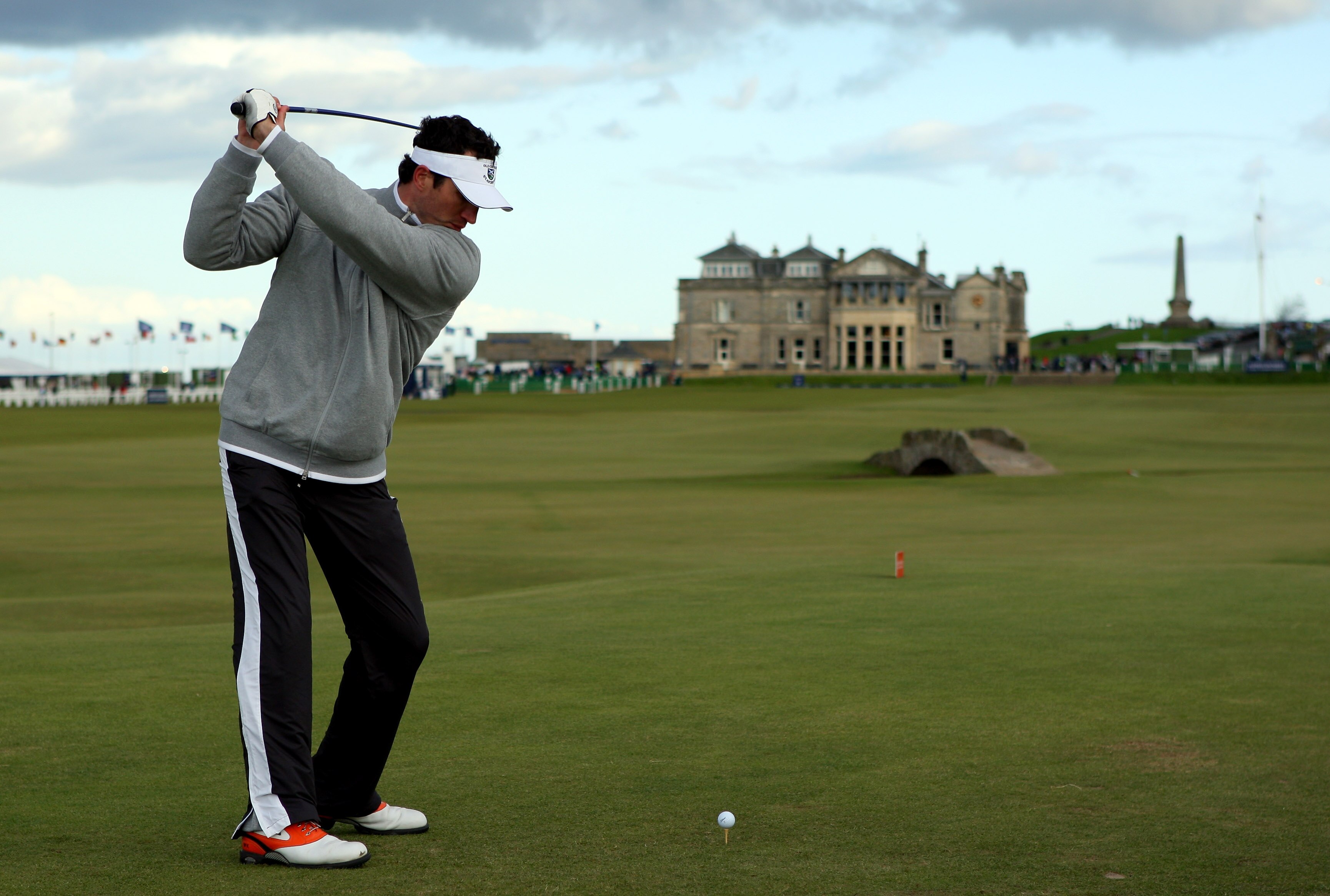 ST.ANDREWS, UNITED KINGDOM - OCTOBER 03:  Heavyweight boxing champion Wladimir Klitschko drives off the 18th tee during the second round of The Alfred Dunhill Links Championship at The Old Course on October 3, 2008 in St.Andrews, Scotland.  (Photo by Andr