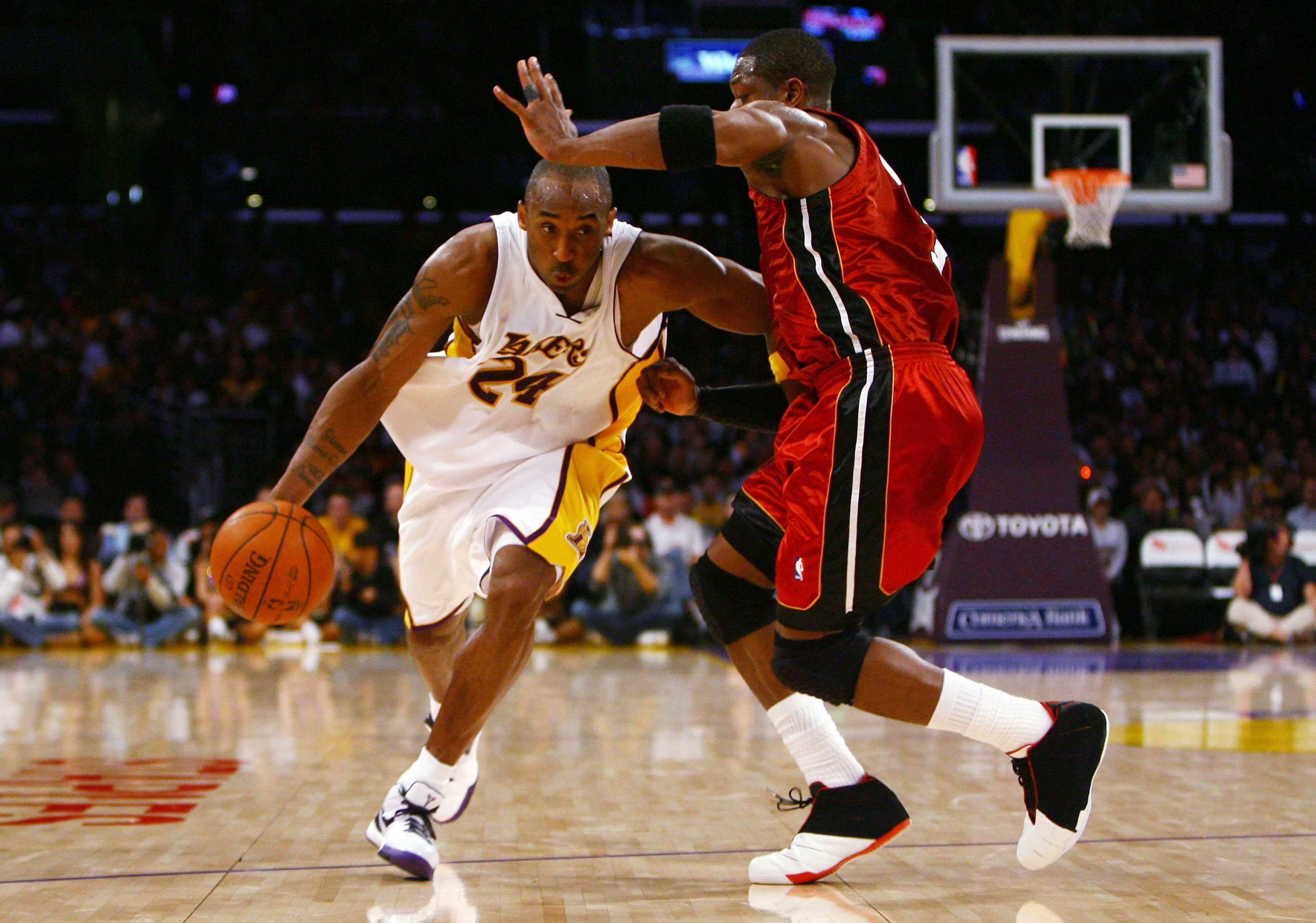 LOS ANGELES, CA - JANUARY 11:  Kobe Bryant #24 of the Los Angeles Lakers drives past Dwyane Wade #3 of the Miami Heat in the fourth quarter at Staples Center on January 11, 2009 in Los Angeles, California. The Lakers defeated the Heat 108-105. NOTE TO USE