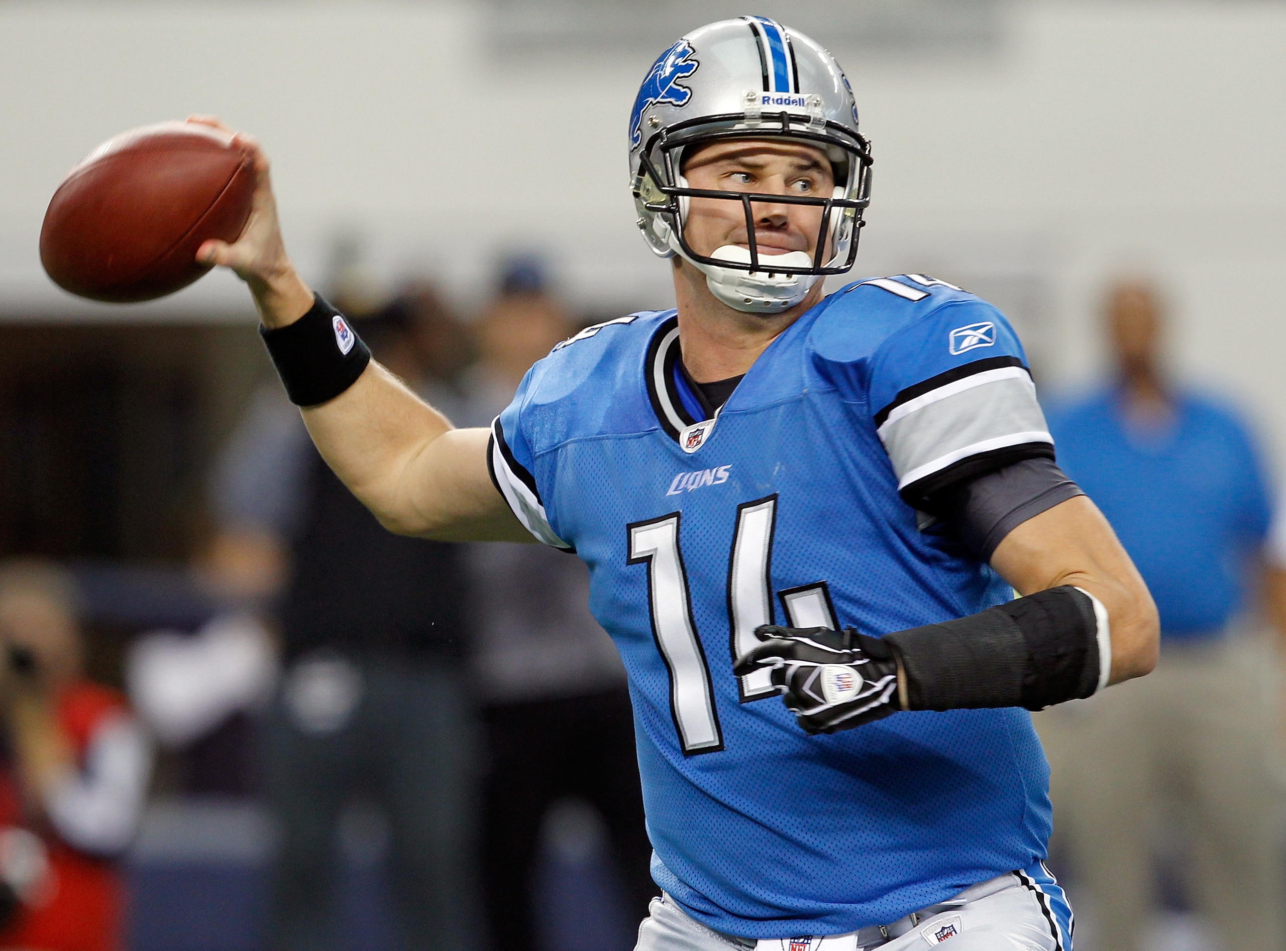 ARLINGTON, TX - NOVEMBER 21:  Quarterback Shaun Hill #14 of the Detroit Lions looks for an open receiver against the Dallas Cowboys at Cowboys Stadium on November 21, 2010 in Arlington, Texas.  The Cowboys beat the Lions 35-19.  (Photo by Tom Pennington/G
