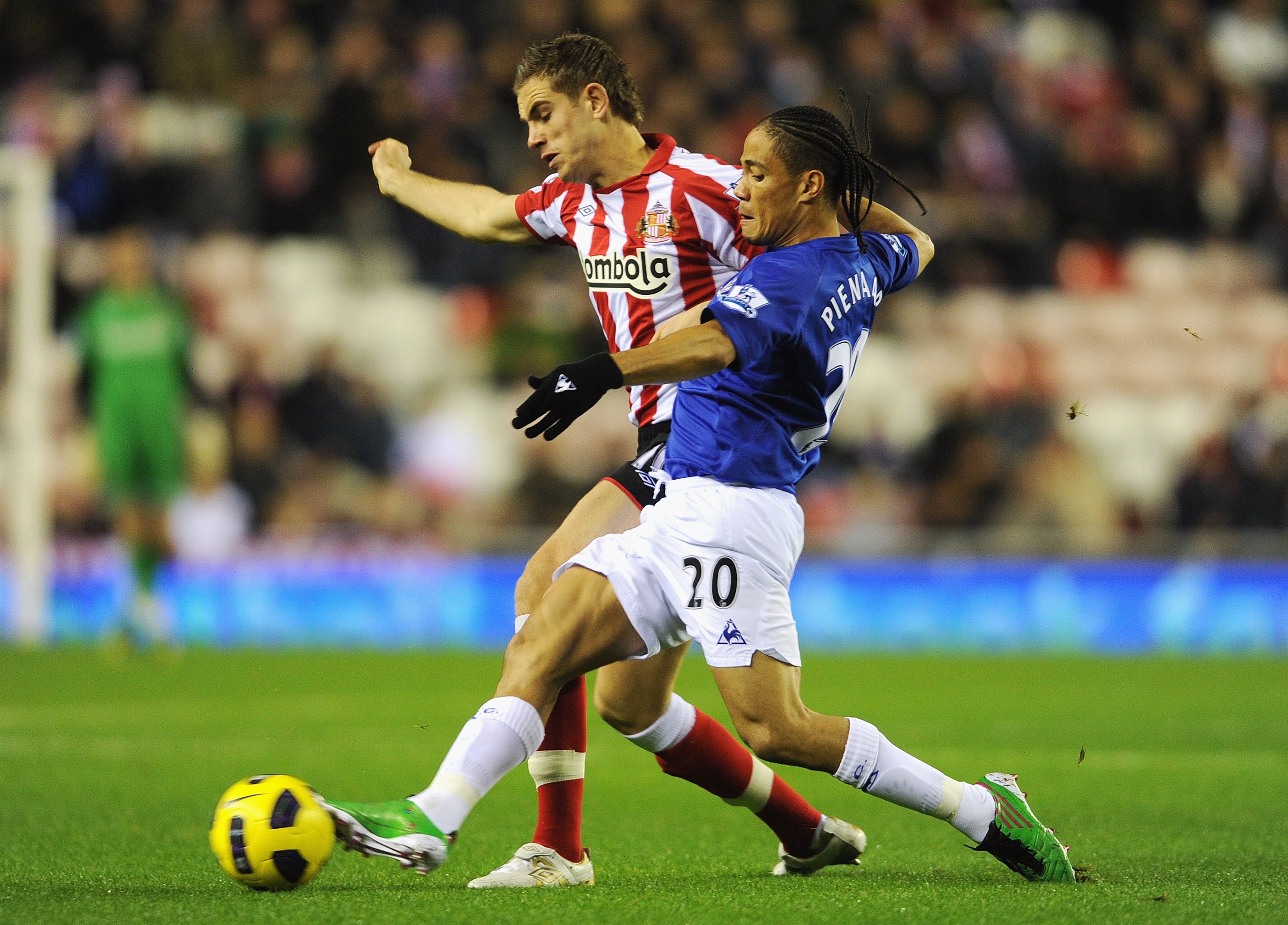 SUNDERLAND, ENGLAND - NOVEMBER 22: Steven Pienaar of Everton tackles Jordan Henderson of Sunderland during the Barclays Premier League match between Sunderland and Everton at the Stadium of Light on November 22, 2010 in Sunderland, England.  (Photo by Mic