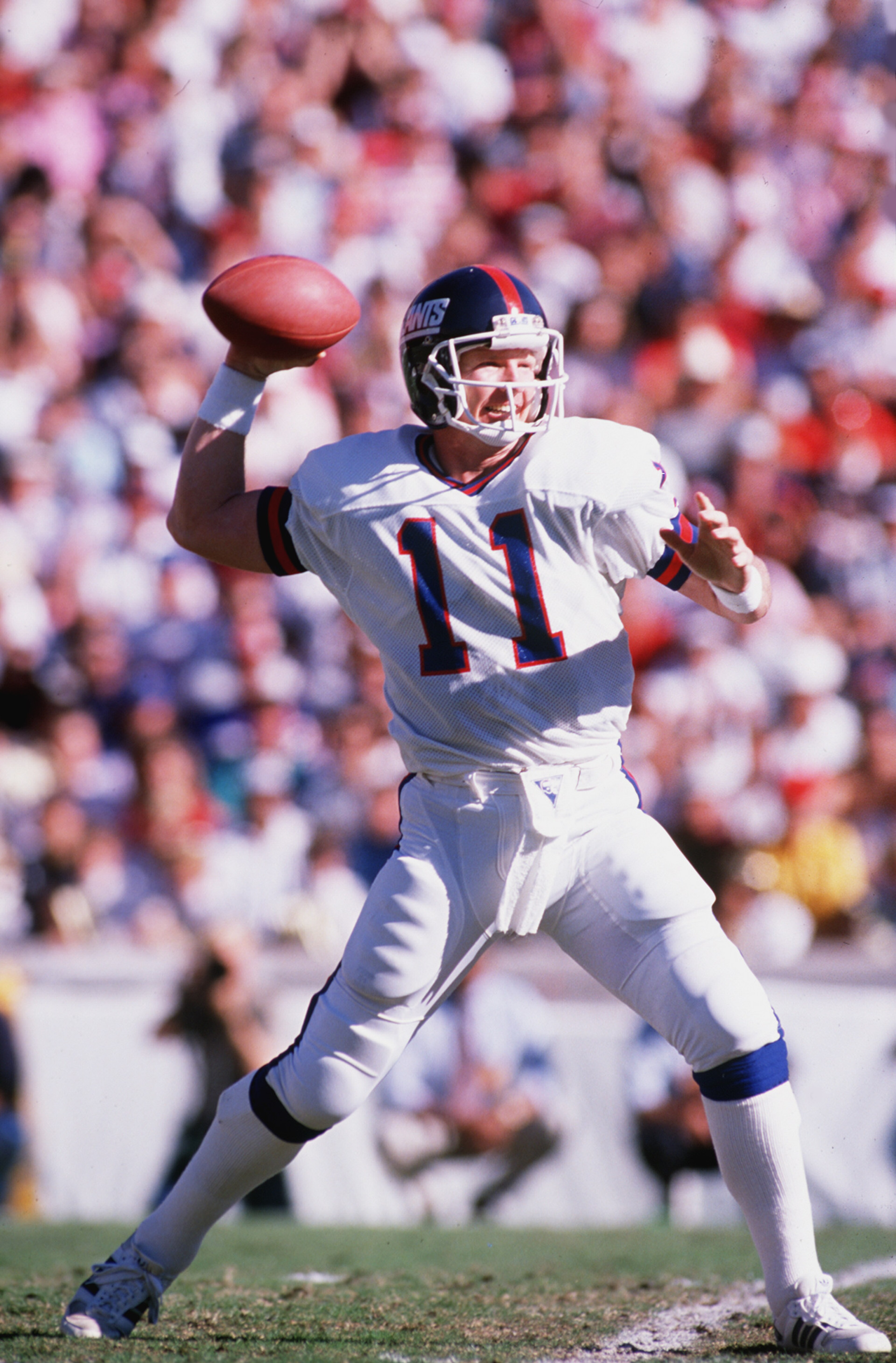 UNDATED: QUARTERBACK PHIL SIMMS OF THE NEW YORK GIANTS SETS AND THROWS A PASS DURING A GIANTS NFL GAME. Mandatory Credit: Mike Powell/ALLSPORT UNDATED: QUARTERBACK PHIL SIMMS OF THE NEW YORK GIANTS SETS AND THROWS A PASS DURING A GIANTS NFL GAME. Mandatory Credit: Mike Powell/ALLSPORT