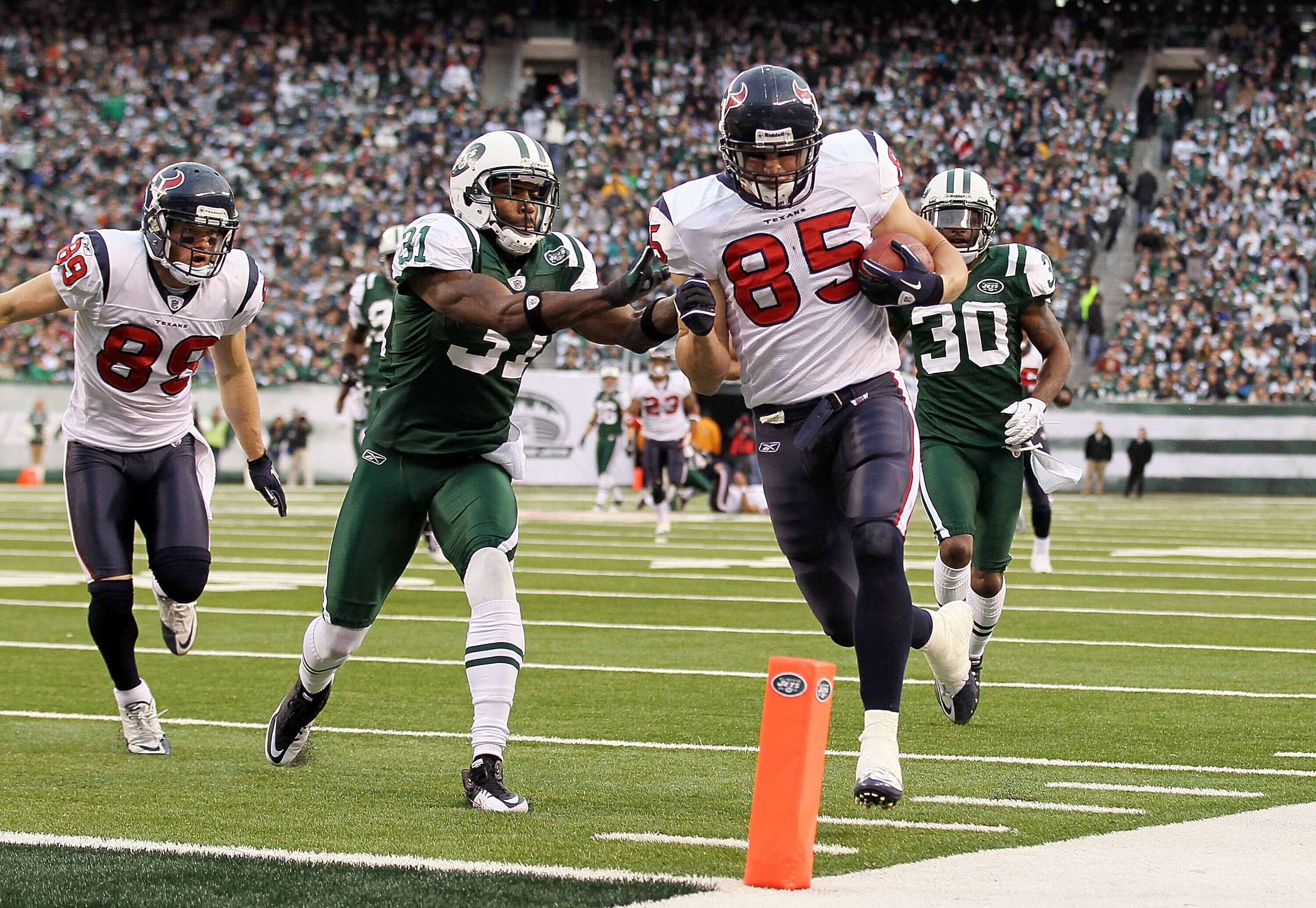 EAST RUTHERFORD, NJ - NOVEMBER 21:  Joel Dreessen #85 of the Houston Texans runs in a fourth quarter touchdown past Antonio Cromartie #31 of the New York Jets on November 21, 2010 at the New Meadowlands Stadium in East Rutherford, New Jersey. The Jets def