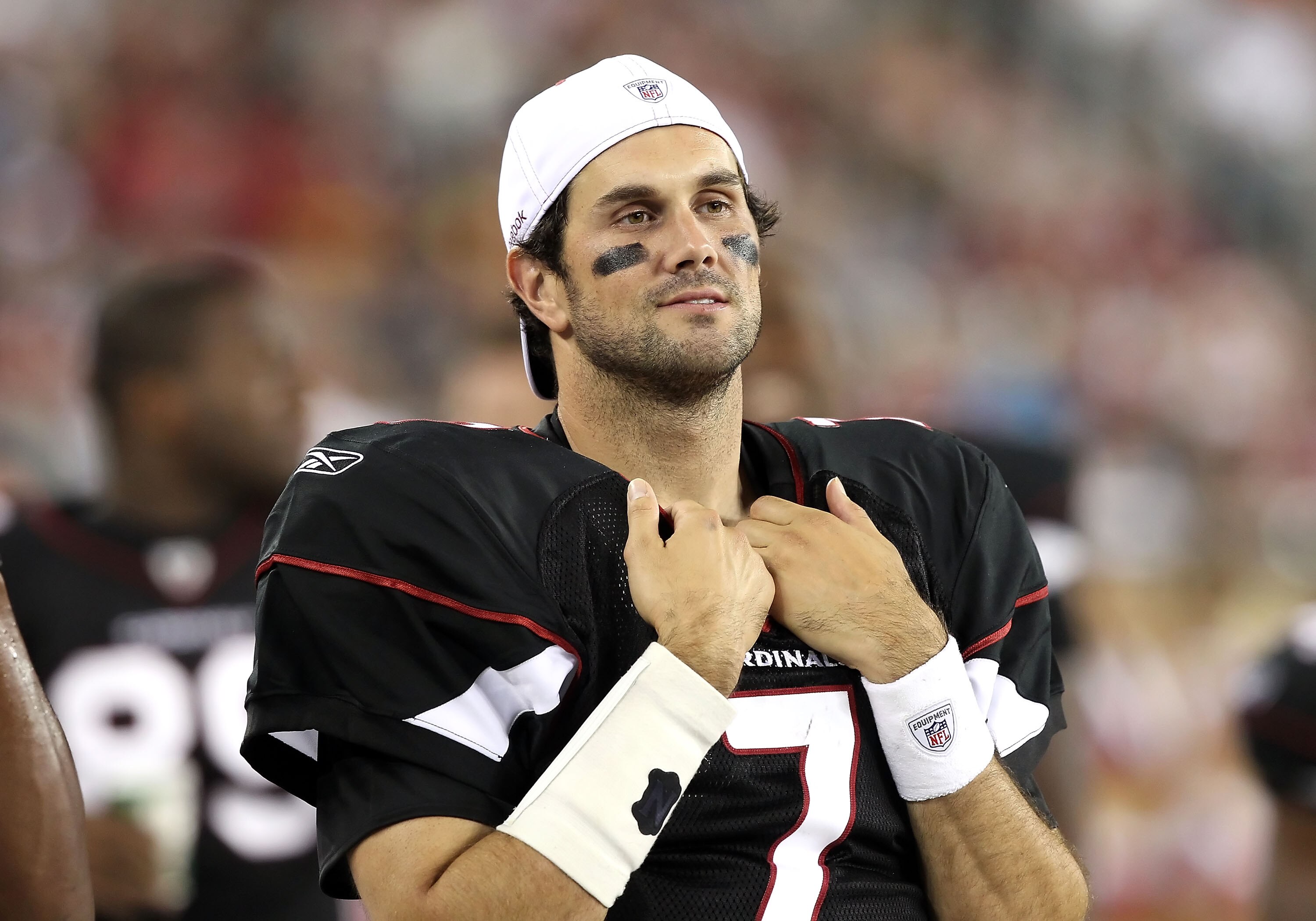 GLENDALE, AZ - SEPTEMBER 02:  Quarterback Matt Leinart #7 of the Arizona Cardinals watches from the sidelines during preseason NFL game against the Washington Redskins at the University of Phoenix Stadium on September 2, 2010 in Glendale, Arizona. The Car