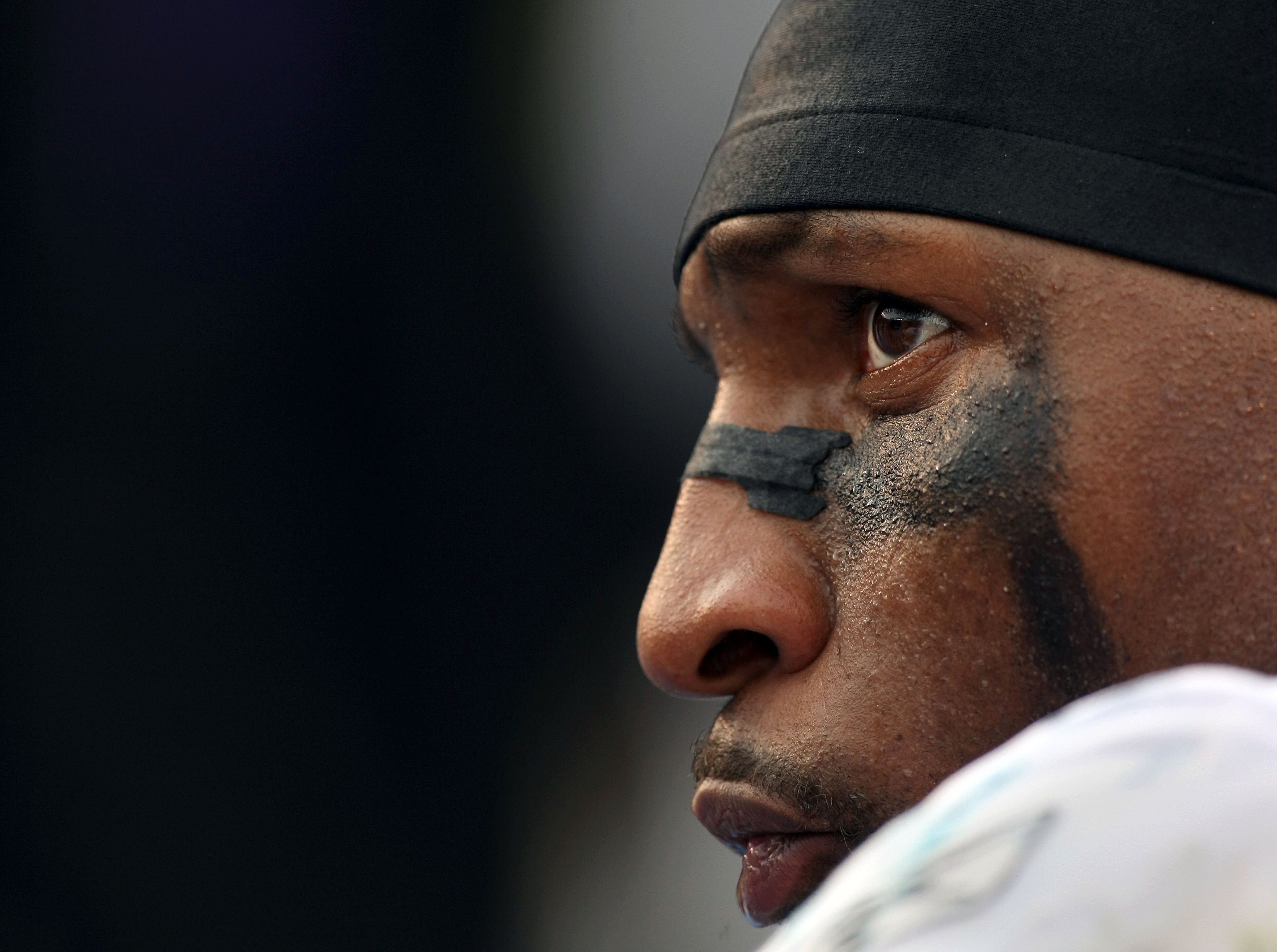 SAN DIEGO - NOVEMBER 25:  Ray Lewis #52 of the Baltimore Ravens looks on from the sideline against the San Diego Chargers during their NFL Game at Qualcomm Stadium November 25, 2007 in San Diego, California.  (Photo by Donald Miralle/Getty Images)