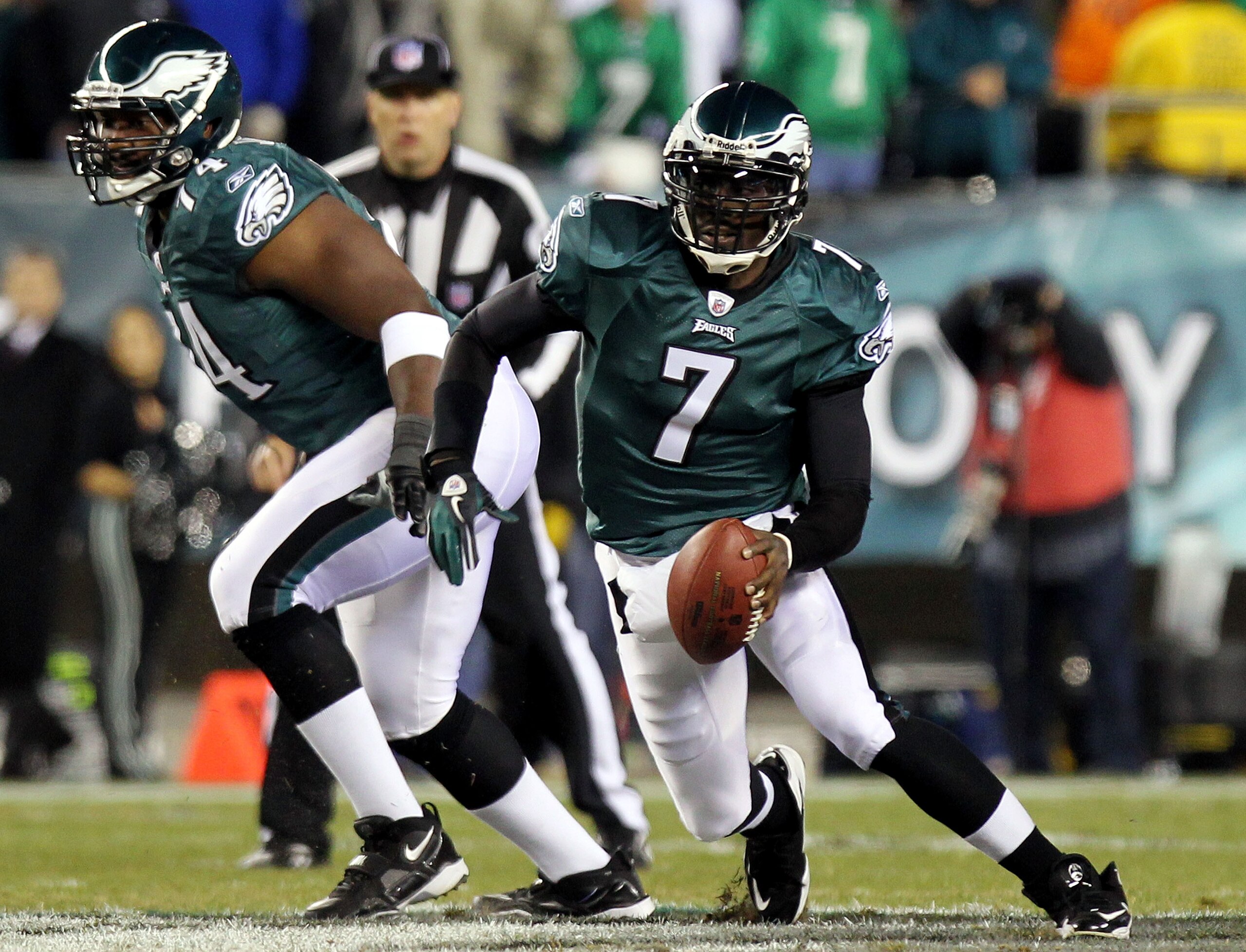 PHILADELPHIA - NOVEMBER 21:  Michael Vick #7 of the Philadelphia Eagles runs with the ball against the New York Giants at Lincoln Financial Field on November 21, 2010 in Philadelphia, Pennsylvania.  (Photo by Nick Laham/Getty Images)