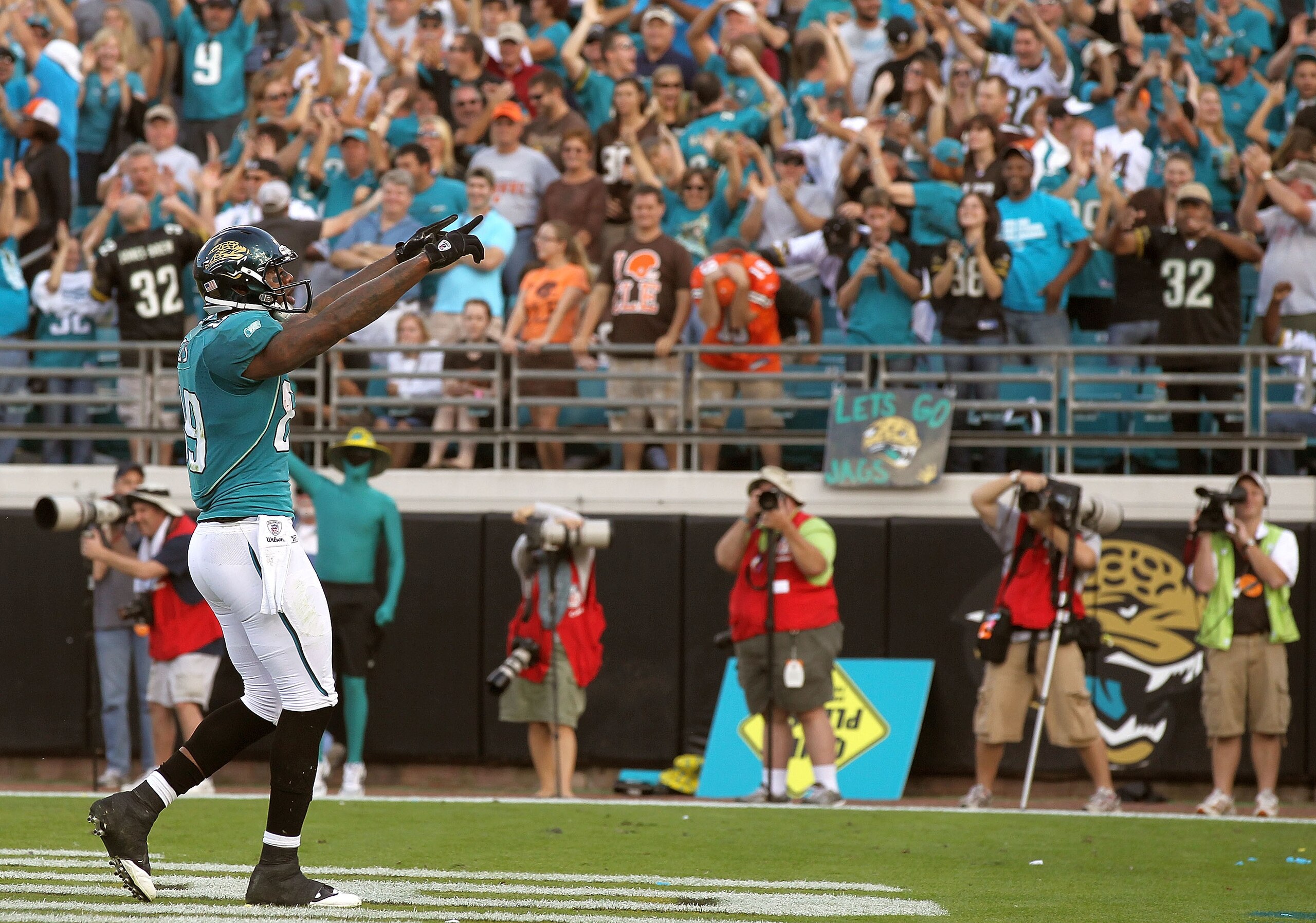 JACKSONVILLE, FL - NOVEMBER 21: Mercedes Lewis #89 of the Jacksonville Jaguars reacts after scoring a touchdown during a game agaisnt the Cleveland Browns at EverBank Field on November 21, 2010 in Jacksonville, Florida. (Photo by Mike Ehrmann/Getty Image JACKSONVILLE, FL - NOVEMBER 21: Mercedes Lewis #89 of the Jacksonville Jaguars reacts after scoring a touchdown during a game agaisnt the Cleveland Browns at EverBank Field on November 21, 2010 in Jacksonville, Florida. (Photo by Mike Ehrmann/Getty Image