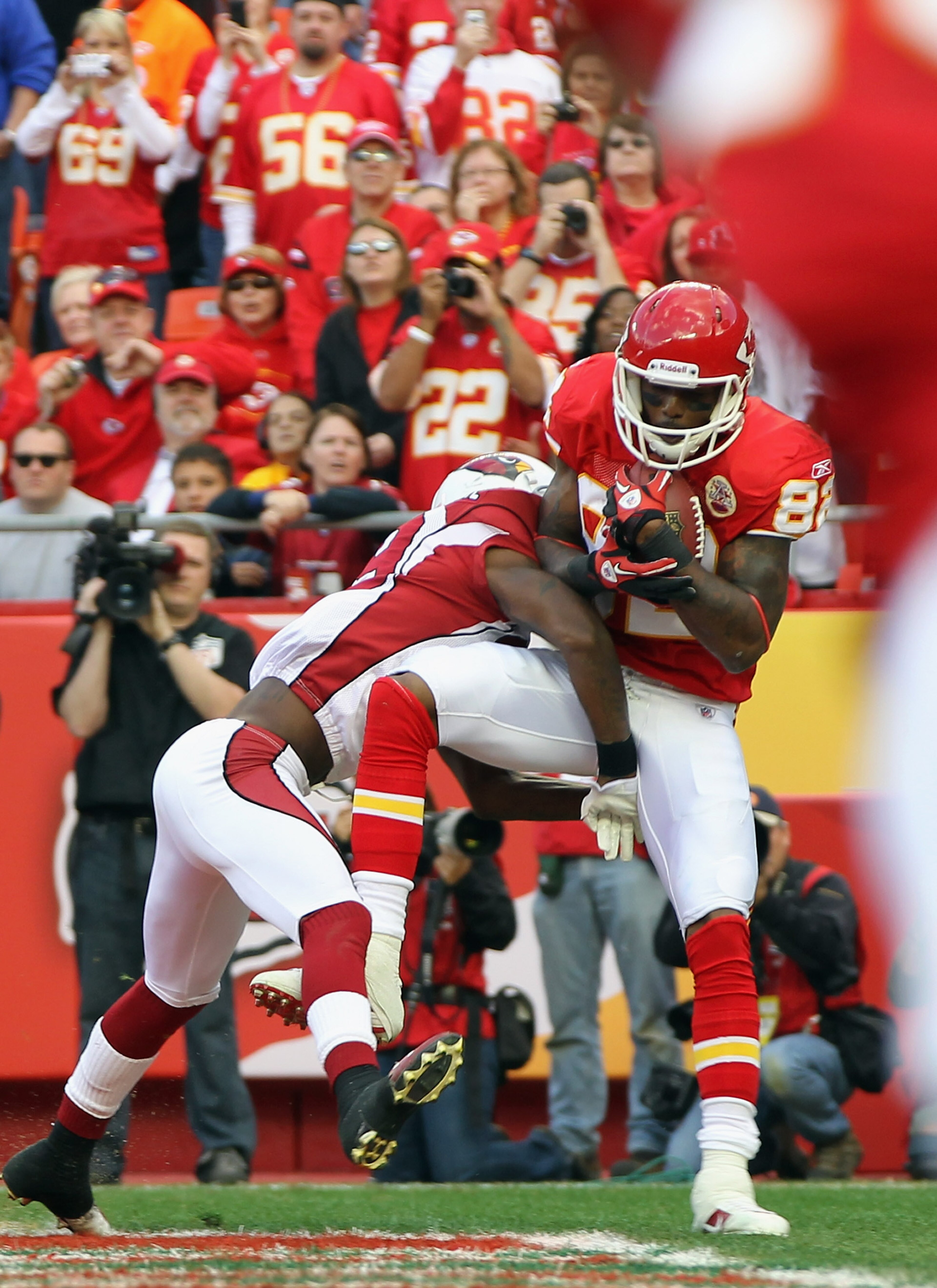 KANSAS CITY, MO - NOVEMBER 21:  Dwayne Bowe #82 of the Kansas City Chiefs makes a touchdown catch during the game against the Arizona Cardinals on November 21, 2010  at Arrowhead Stadium in Kansas City, Missouri.  (Photo by Jamie Squire/Getty Images)