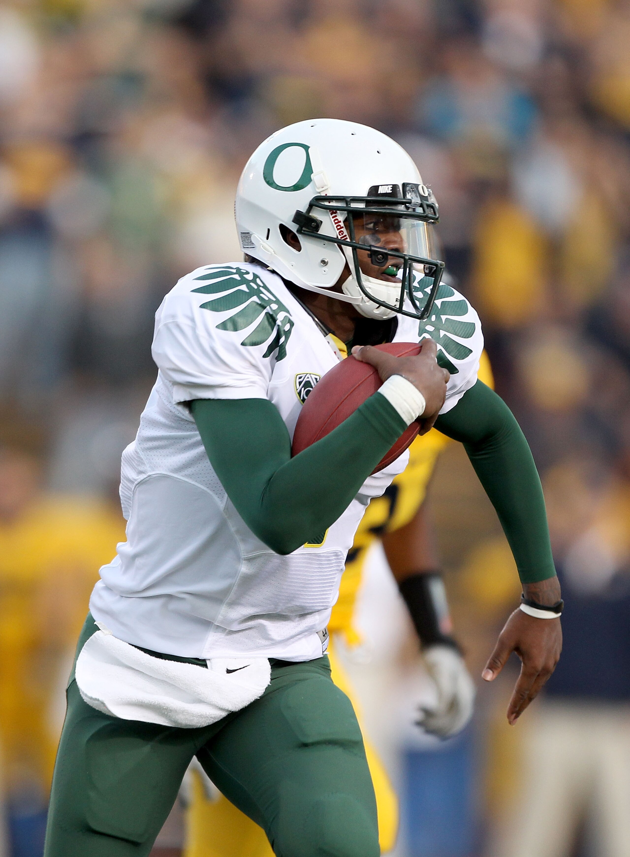 BERKELEY, CA - NOVEMBER 13:  Darron Thomas #1 of the Oregon Ducks in action during their game against the California Golden Bears  at California Memorial Stadium on November 13, 2010 in Berkeley, California.  (Photo by Ezra Shaw/Getty Images)