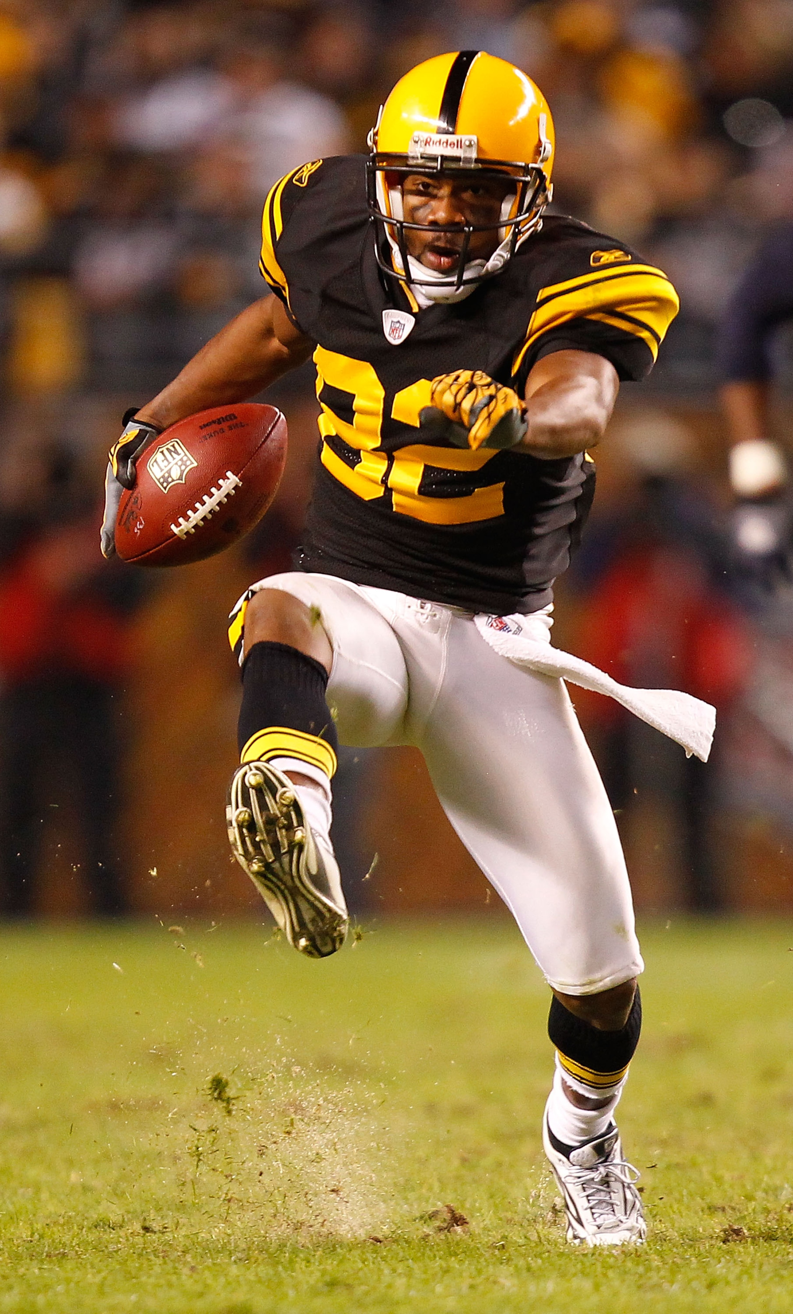 PITTSBURGH - NOVEMBER 14: Antwaan Randle El #82 of the Pittsburgh Steelers runs after catching a pass against the New England Patriots during the game on November 14, 2010 at Heinz Field in Pittsburgh, Pennsylvania. (Photo by Jared Wickerham/Getty Image PITTSBURGH - NOVEMBER 14: Antwaan Randle El #82 of the Pittsburgh Steelers runs after catching a pass against the New England Patriots during the game on November 14, 2010 at Heinz Field in Pittsburgh, Pennsylvania. (Photo by Jared Wickerham/Getty Image