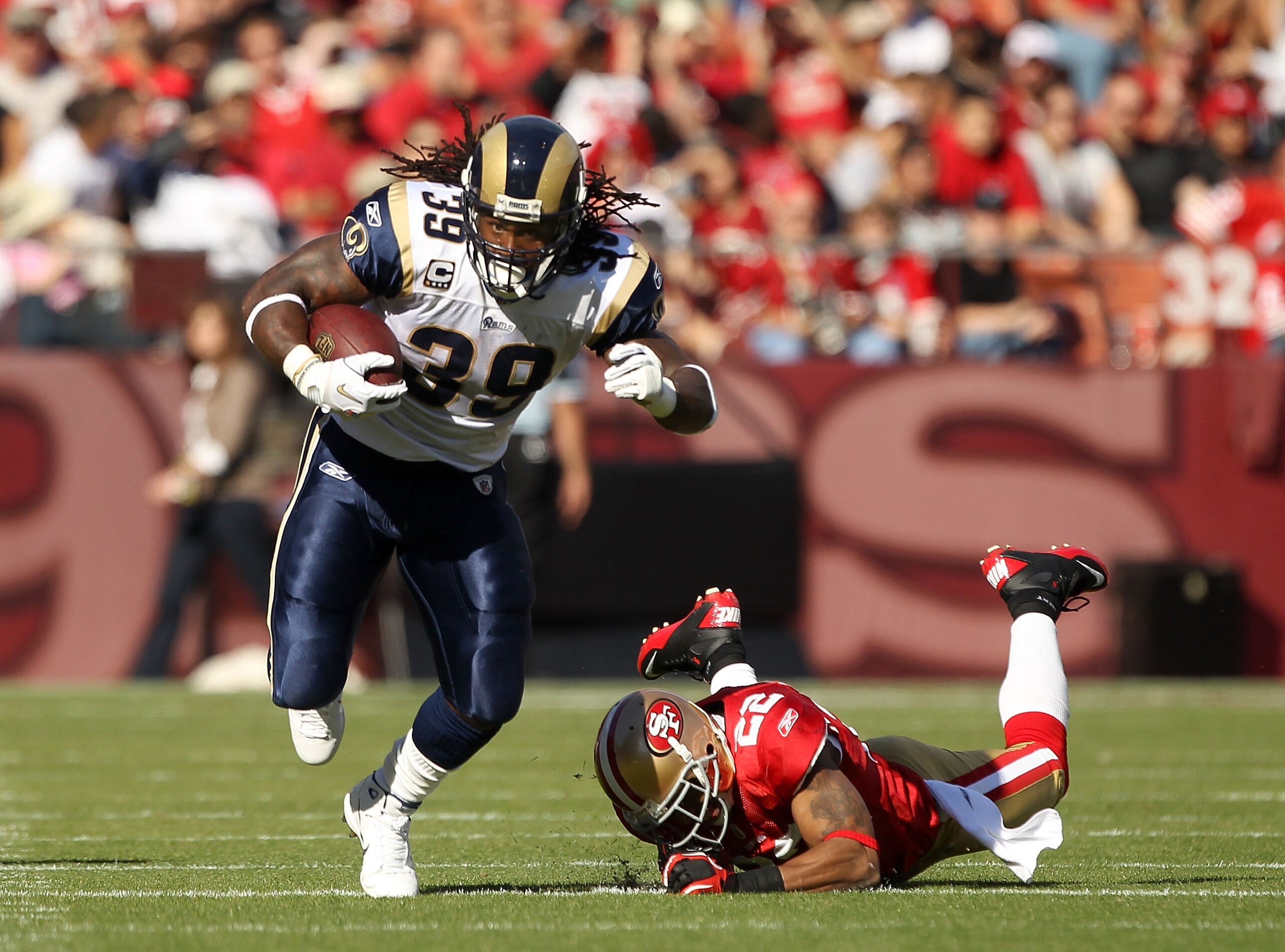 SAN FRANCISCO - NOVEMBER 14:  Steven Jackson #39 of the St. Louis Rams in action against the San Francisco 49ers at Candlestick Park on November 14, 2010 in San Francisco, California.  (Photo by Ezra Shaw/Getty Images)