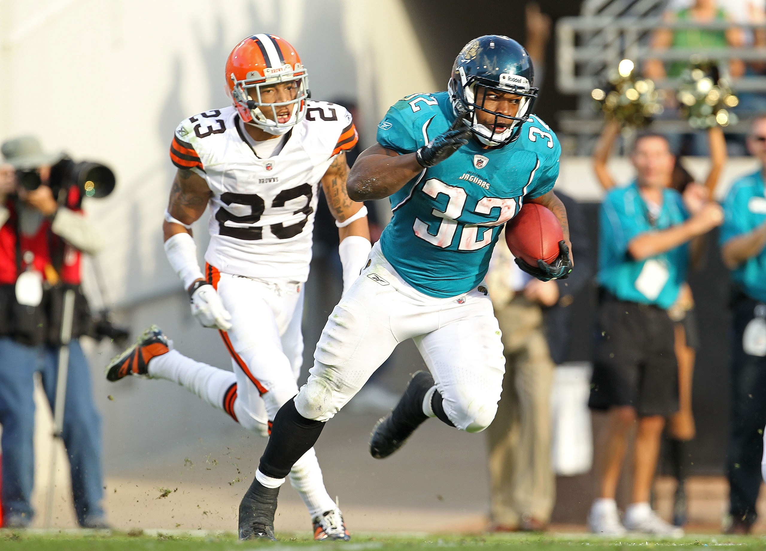 JACKSONVILLE, FL - NOVEMBER 21:  Maurice Jones-Drew #32 of the Jacksonville Jaguars breaks out for a big run that would lead to the winning touchdown during a game agaisnt the Cleveland Browns at EverBank Field on November 21, 2010 in Jacksonville, Florid