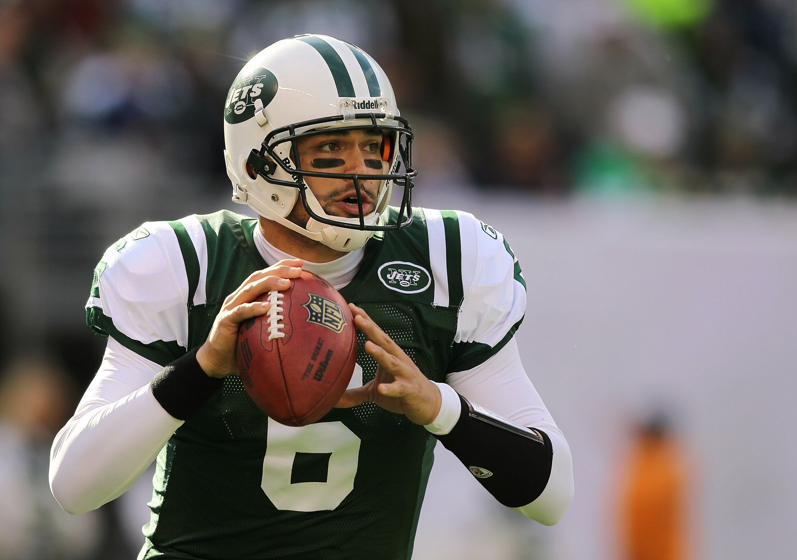 EAST RUTHERFORD, NJ - NOVEMBER 21:  Mark Sanchez #6 of the New York Jets throws against the Houston Texans on November 21, 2010 at the New Meadowlands Stadium in East Rutherford, New Jersey.  (Photo by Al Bello/Getty Images)