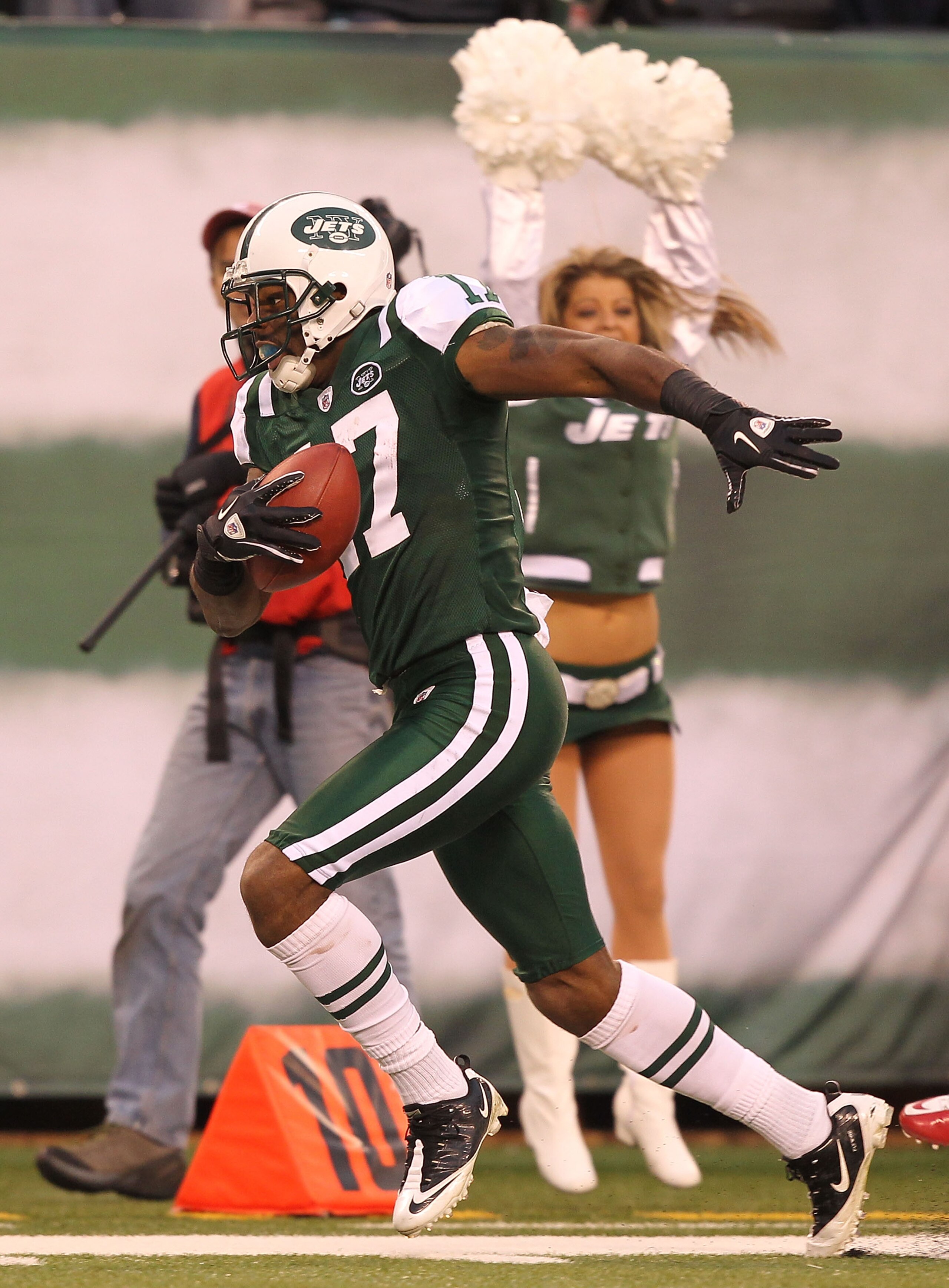 EAST RUTHERFORD, NJ - NOVEMBER 21:  Braylon Edwards #17 of the New York Jets runs after making a catch in the fourth quarter against  the Houston Texans on November 21, 2010 at the New Meadowlands Stadium in East Rutherford, New Jersey.  (Photo by Al Bell