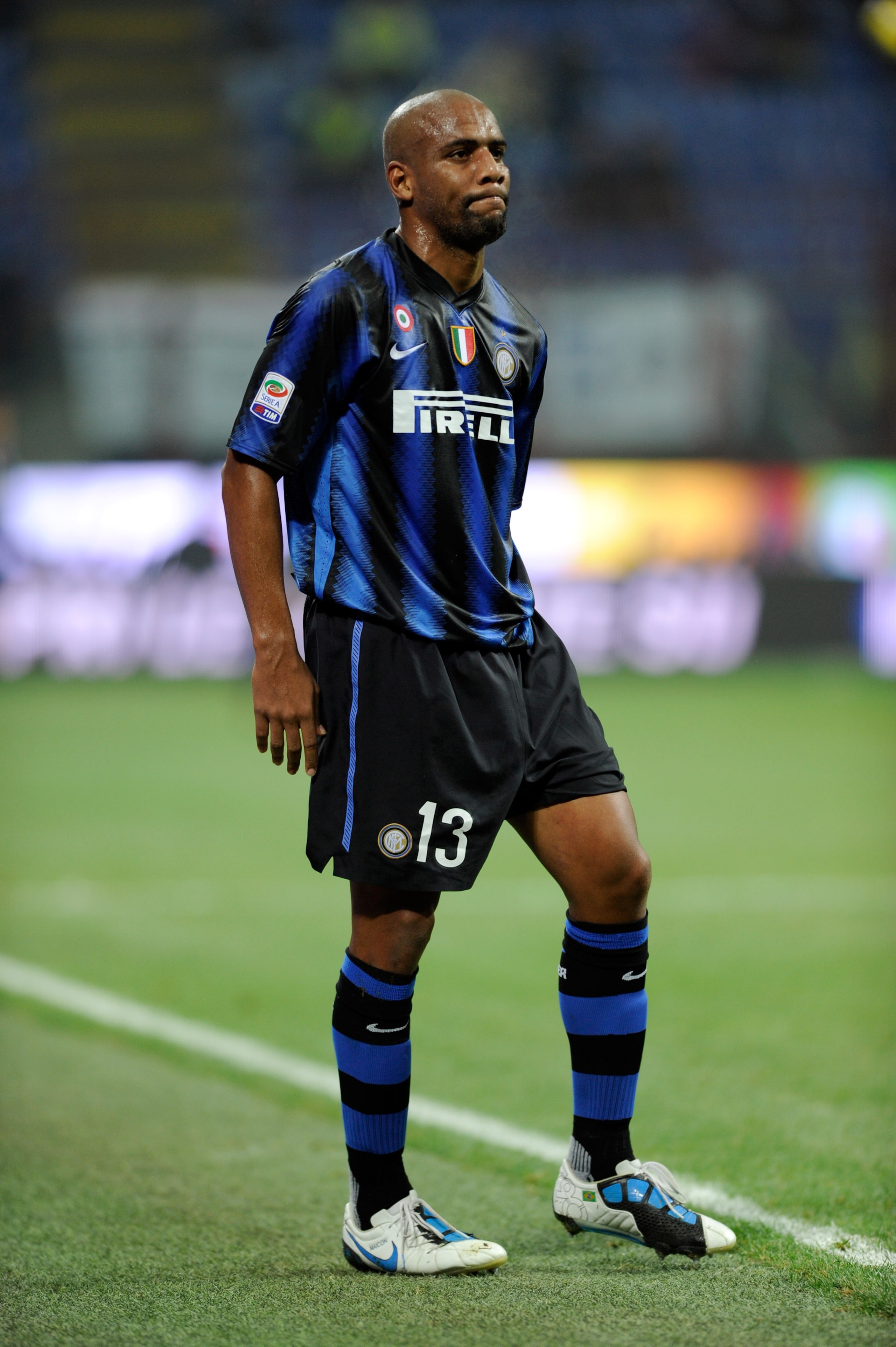 MILAN, ITALY - NOVEMBER 06: Maicon of FC Internazionale Milano walks off injured during the Serie A match between Inter and Brescia at Stadio Giuseppe Meazza on November 6, 2010 in Milan, Italy. (Photo by Claudio Villa/Getty Images) MILAN, ITALY - NOVEMBER 06: Maicon of FC Internazionale Milano walks off injured during the Serie A match between Inter and Brescia at Stadio Giuseppe Meazza on November 6, 2010 in Milan, Italy. (Photo by Claudio Villa/Getty Images)