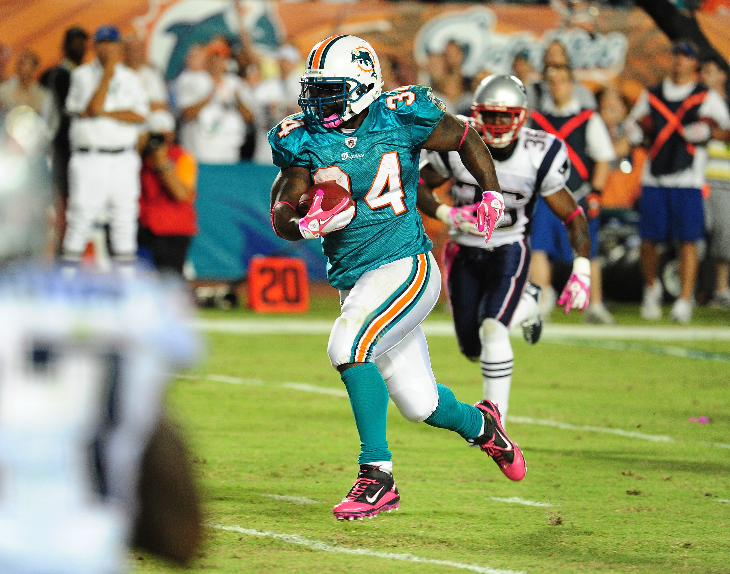 MIAMI - OCTOBER 4: Ricky Williams #34 of the Miami Dolphins runs for a touchdown against the New England Patriots at Sun Life Field on October 4, 2010 in Miami, Florida. (Photo by Scott Cunningham/Getty Images)