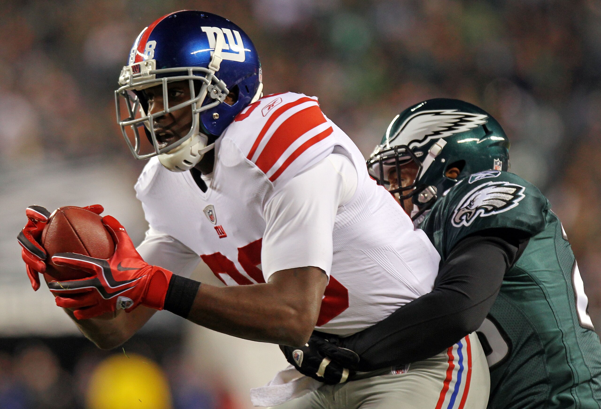 PHILADELPHIA - NOVEMBER 21:  Hakeem Nicks #88 of the New York Giants tries to break the tackle of Dimitri Patterson #23 of the Philadelphia Eagles at Lincoln Financial Field on November 21, 2010 in Philadelphia, Pennsylvania.  (Photo by Nick Laham/Getty I