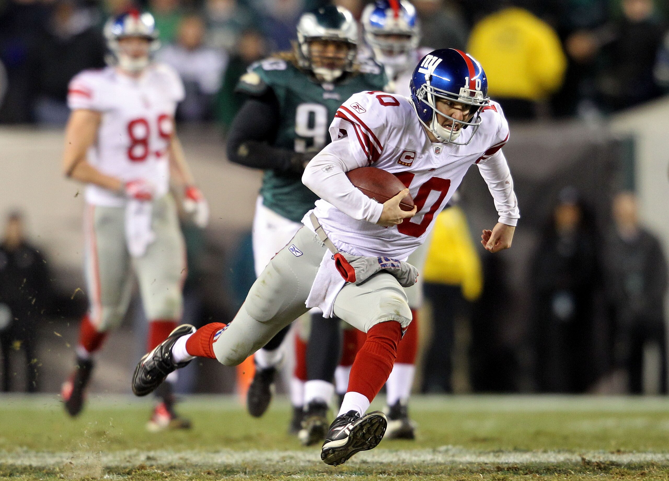 PHILADELPHIA - NOVEMBER 21:  Eli Manning #10 of the New York Giants goes to the turf after a run late in the fourth quarter against the Philadelphia Eagles at Lincoln Financial Field on November 21, 2010 in Philadelphia, Pennsylvania. Manning fumbled on t