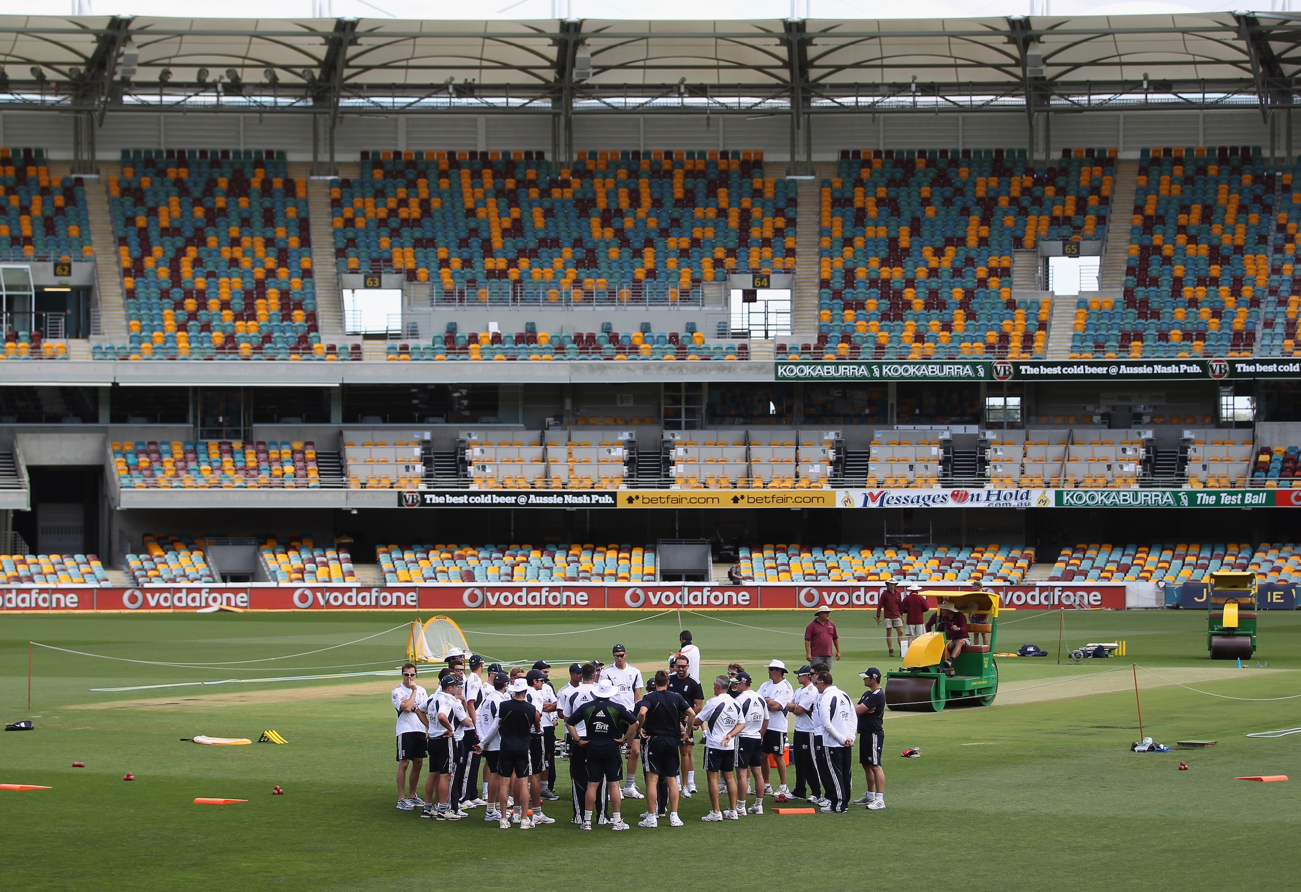 BRISBANE, AUSTRALIA - NOVEMBER 23:  The England team have a team talk during England nets session ahead of the first Ashes test at The Gabba on November 23, 2010 in Brisbane, Australia.  (Photo by Tom Shaw/Getty Images)