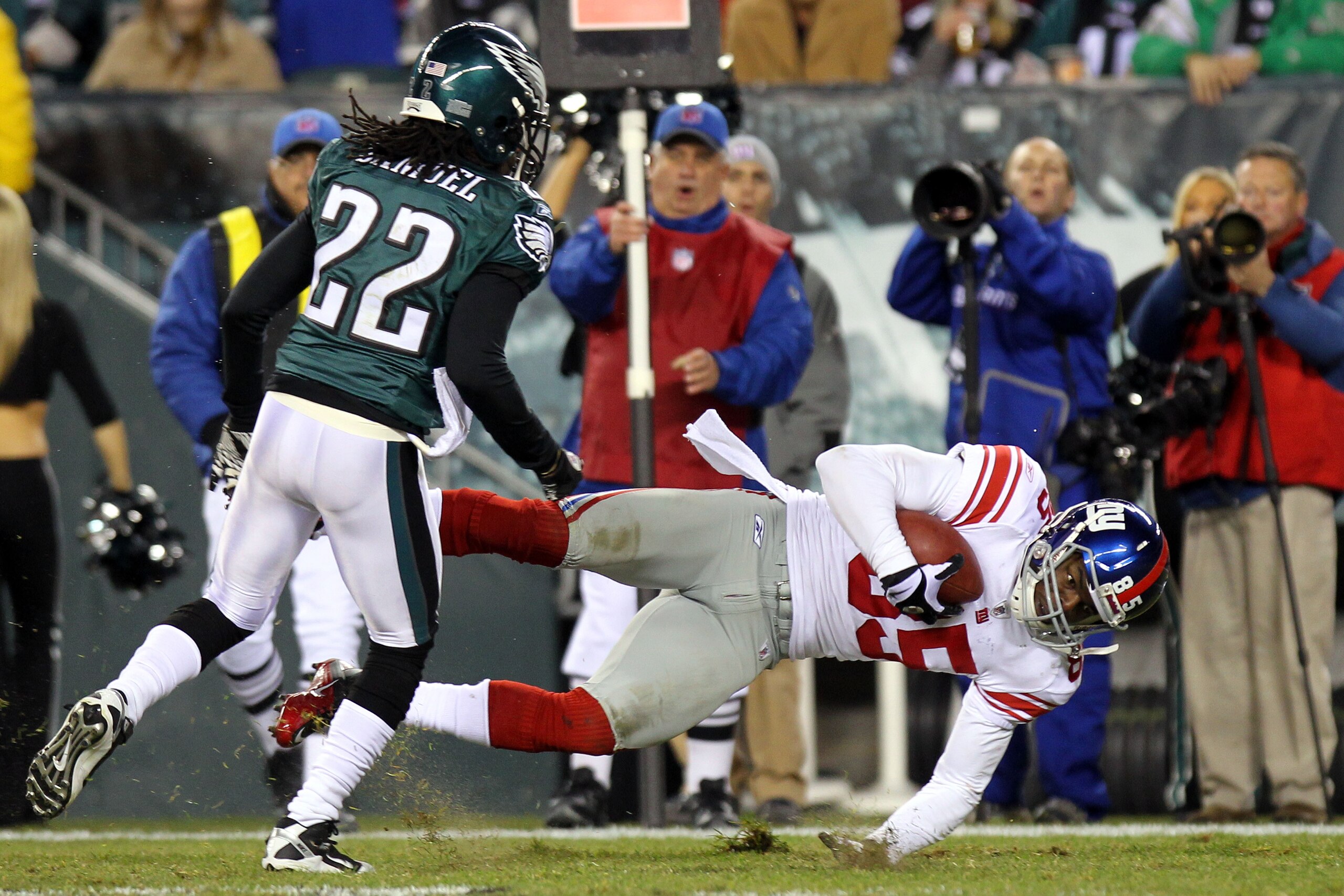 PHILADELPHIA - NOVEMBER 21:  Derek Hagan #85 of the New York Giants gets tackled by Asante Samuel #22 of the Philadelphia Eagles at Lincoln Financial Field on November 21, 2010 in Philadelphia, Pennsylvania. Samuel was called for leading with his helmet r