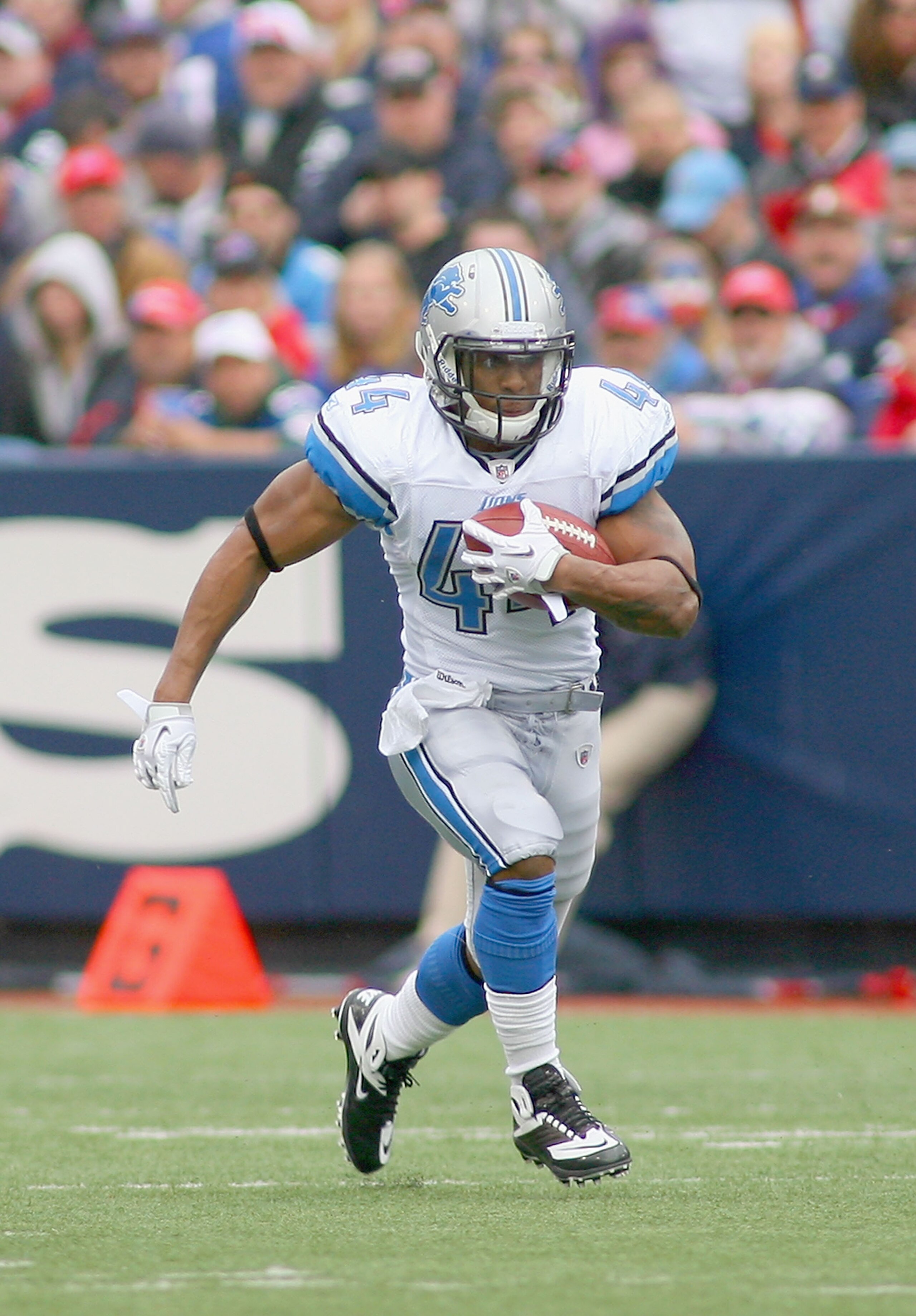 ORCHARD PARK, NY - NOVEMBER 14: Jahvid Best #44  of the Detroit Lions runs against the Buffalo Bills at Ralph Wilson Stadium on November 14, 2010 in Orchard Park, New York. The Bills won 14-12.  (Photo by Rick Stewart/Getty Images)