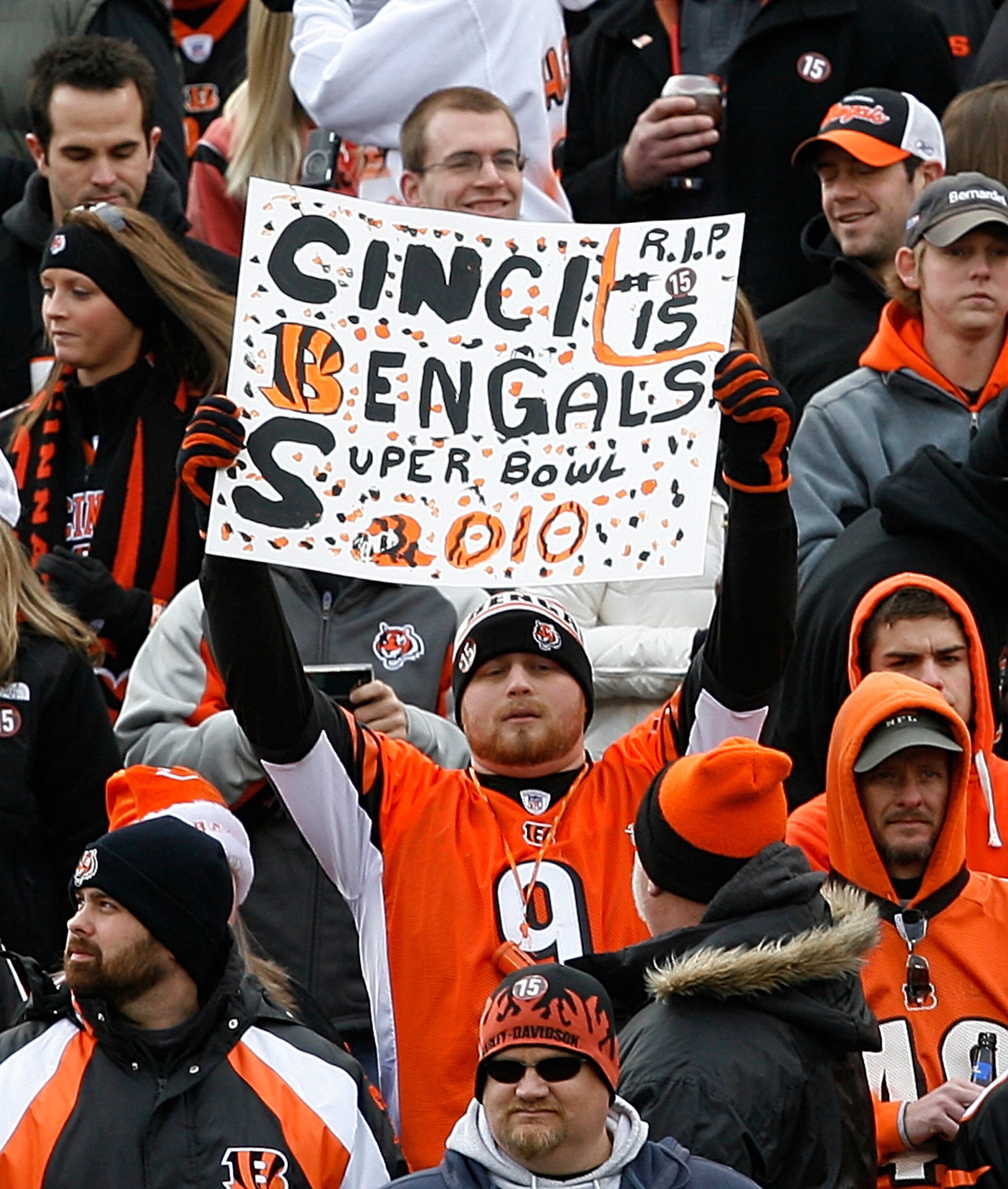 CINCINNATI - DECEMBER 27: Cincinnati Bengals fans remember Chris Henry #15 before their teams game against the Kansas City Chiefs in their NFL game at Paul Brown Stadium December 27, 2009 in Cincinnati, Ohio.    (Photo by John Sommers II/Getty Images)