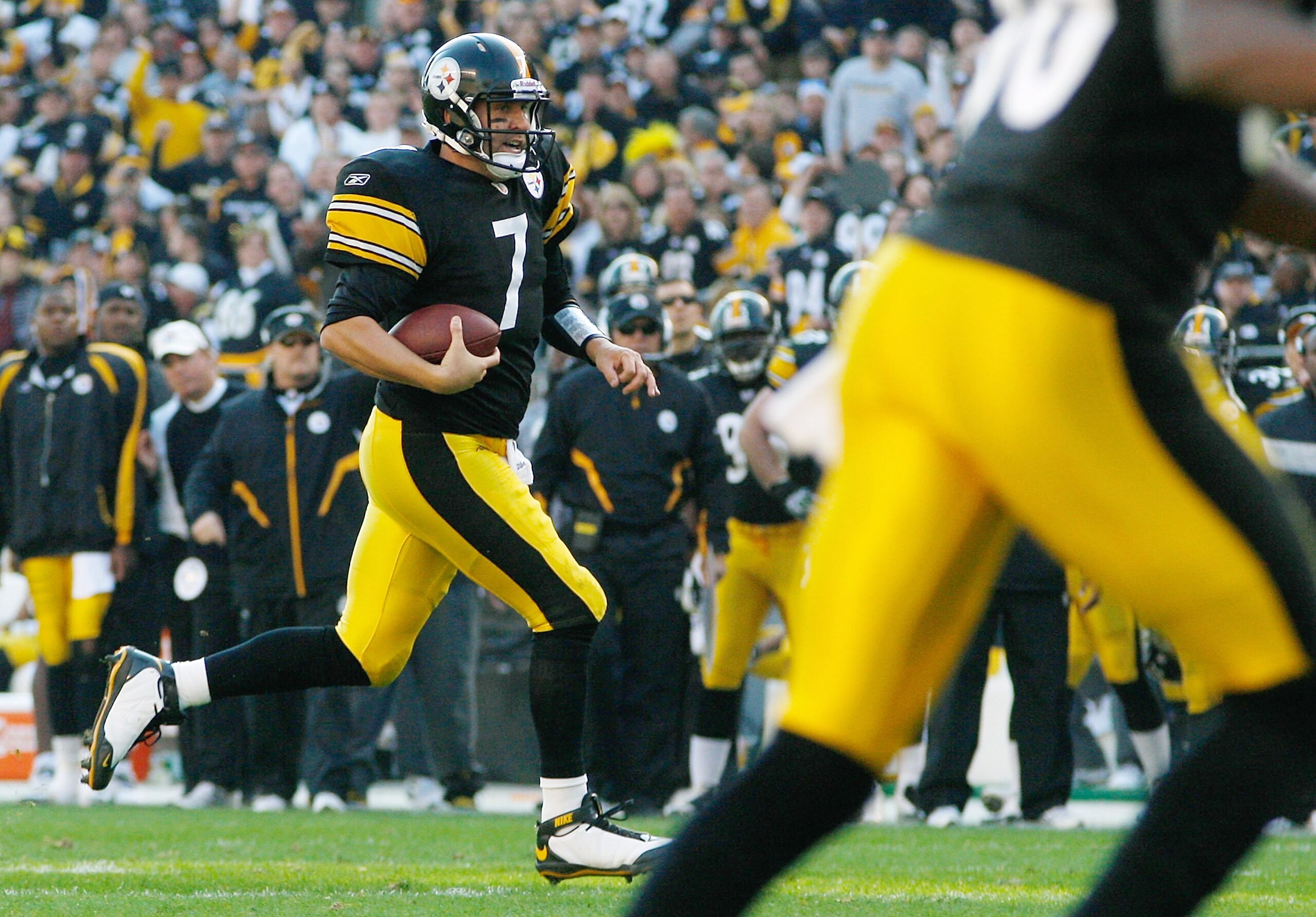 PITTSBURGH - NOVEMBER 21: Ben Roethlisberger #7 of the Pittsburgh Steelers runs the ball in for a touchdown against the Oakland Raiders during the game on November 21, 2010 at Heinz Field in Pittsburgh, Pennsylvania. (Photo by Jared Wickerham/Getty Imag PITTSBURGH - NOVEMBER 21: Ben Roethlisberger #7 of the Pittsburgh Steelers runs the ball in for a touchdown against the Oakland Raiders during the game on November 21, 2010 at Heinz Field in Pittsburgh, Pennsylvania. (Photo by Jared Wickerham/Getty Imag