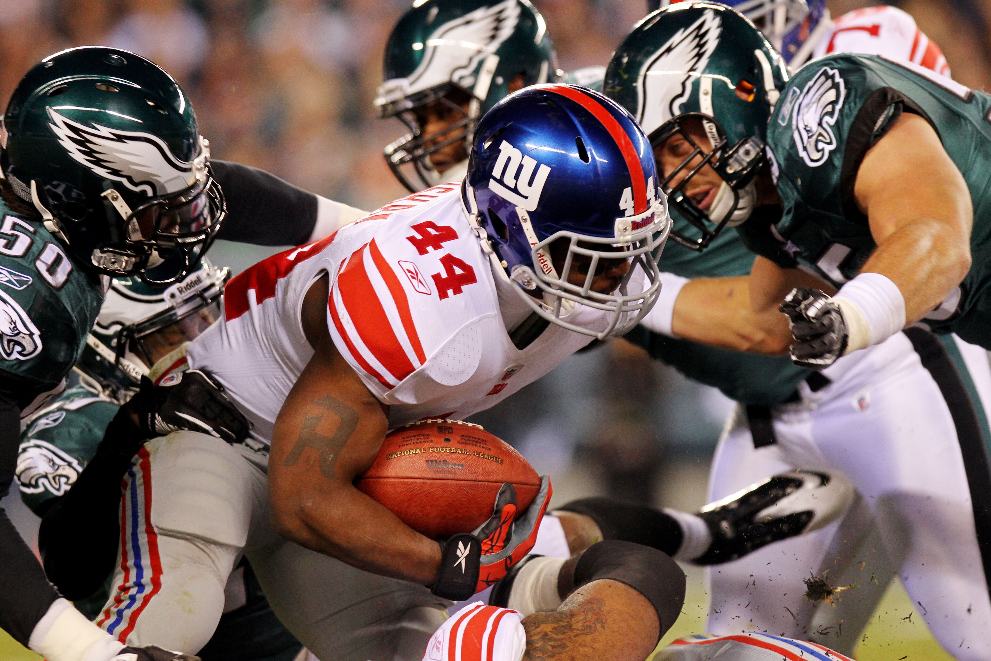 PHILADELPHIA - NOVEMBER 21:  Ahmad Bradshaw #44 of the New York Giants runs with the ball against Ernie Sims #50 and Stewart Bradley #55 of the Philadelphia Eagles at Lincoln Financial Field on November 21, 2010 in Philadelphia, Pennsylvania.  (Photo by N