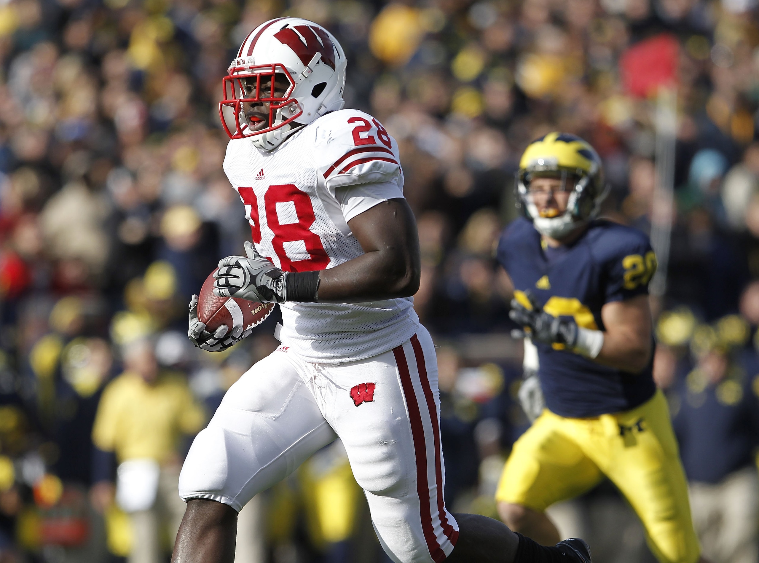 ANN ARBOR, MI - NOVEMBER 20: Montee Ball #28 of the Wisconsin Badgers runs for a second quarter touchdown in front of Ray Vinopal #20 of the Michigan Wolverines at Michigan Stadium on November 20, 2010 in Ann Arbor, Michigan.  (Photo by Gregory Shamus/Get