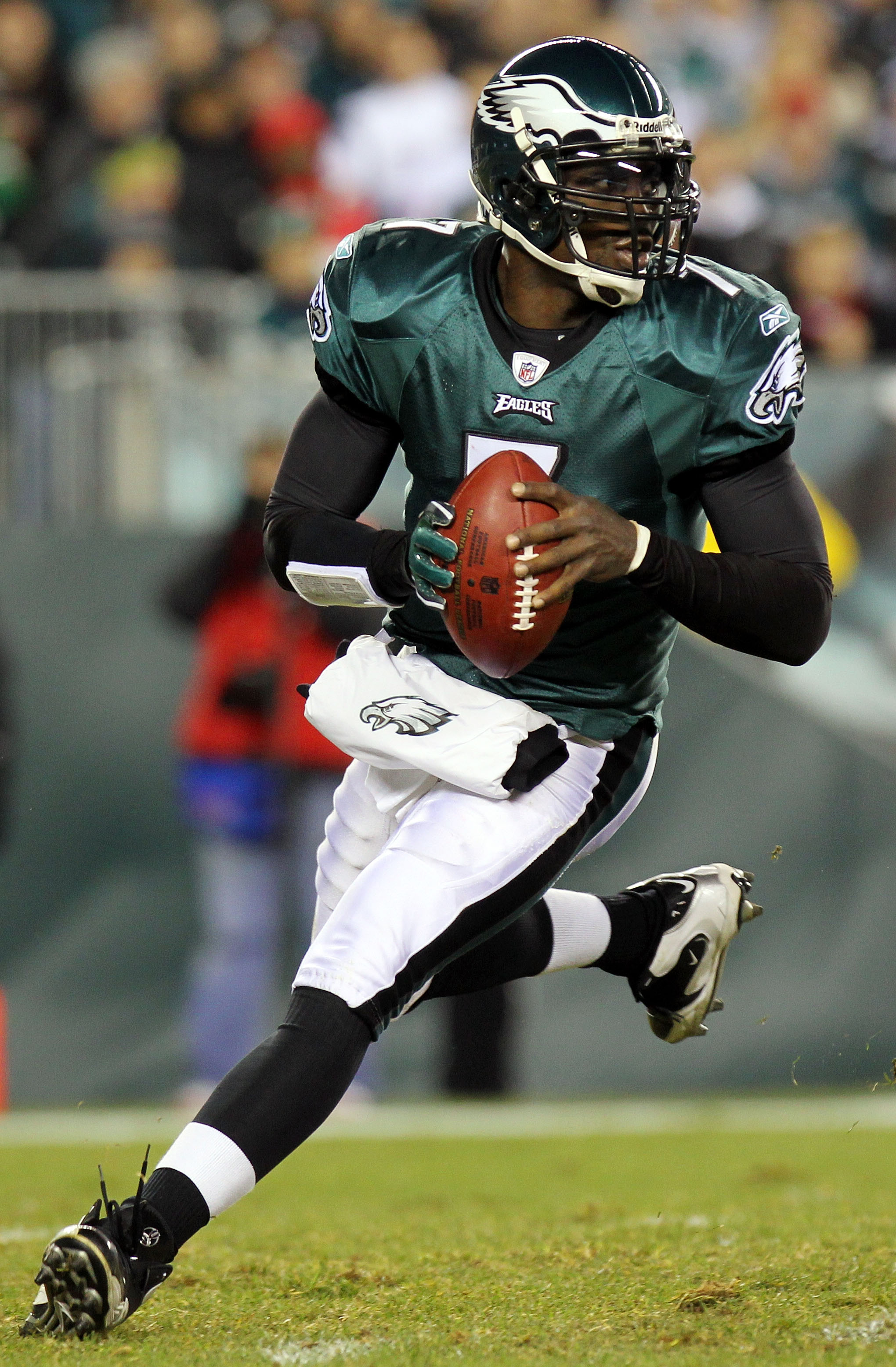 PHILADELPHIA - NOVEMBER 21:  Michael Vick #7 of the Philadelphia Eagles runs with the ball against the New York Giants at Lincoln Financial Field on November 21, 2010 in Philadelphia, Pennsylvania.  (Photo by Nick Laham/Getty Images)