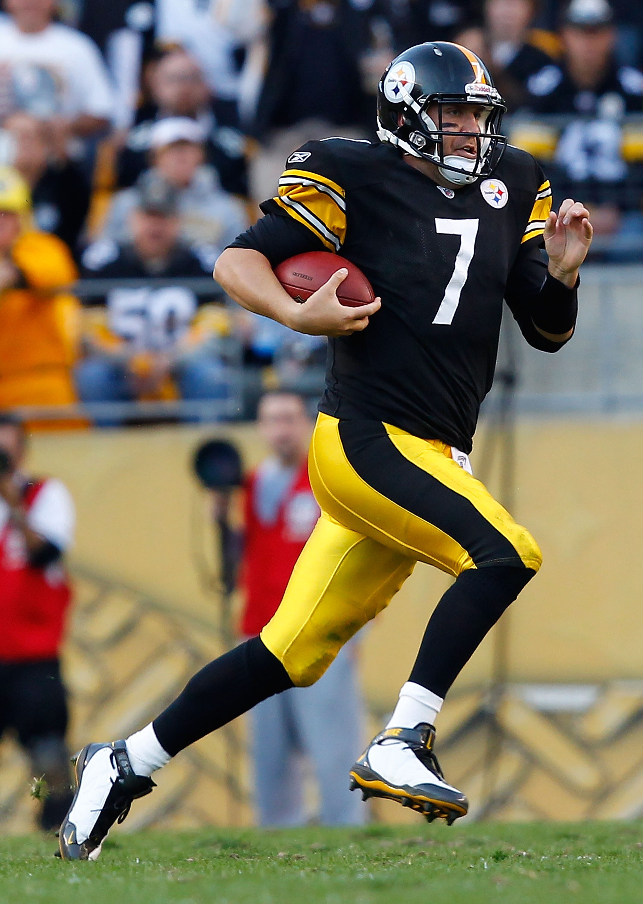PITTSBURGH - NOVEMBER 21:  Ben Roethlisberger #7 of the Pittsburgh Steelers runs with the ball during the game against the Oakland Raiders on November 21, 2010 at Heinz Field in Pittsburgh, Pennsylvania.  (Photo by Jared Wickerham/Getty Images)