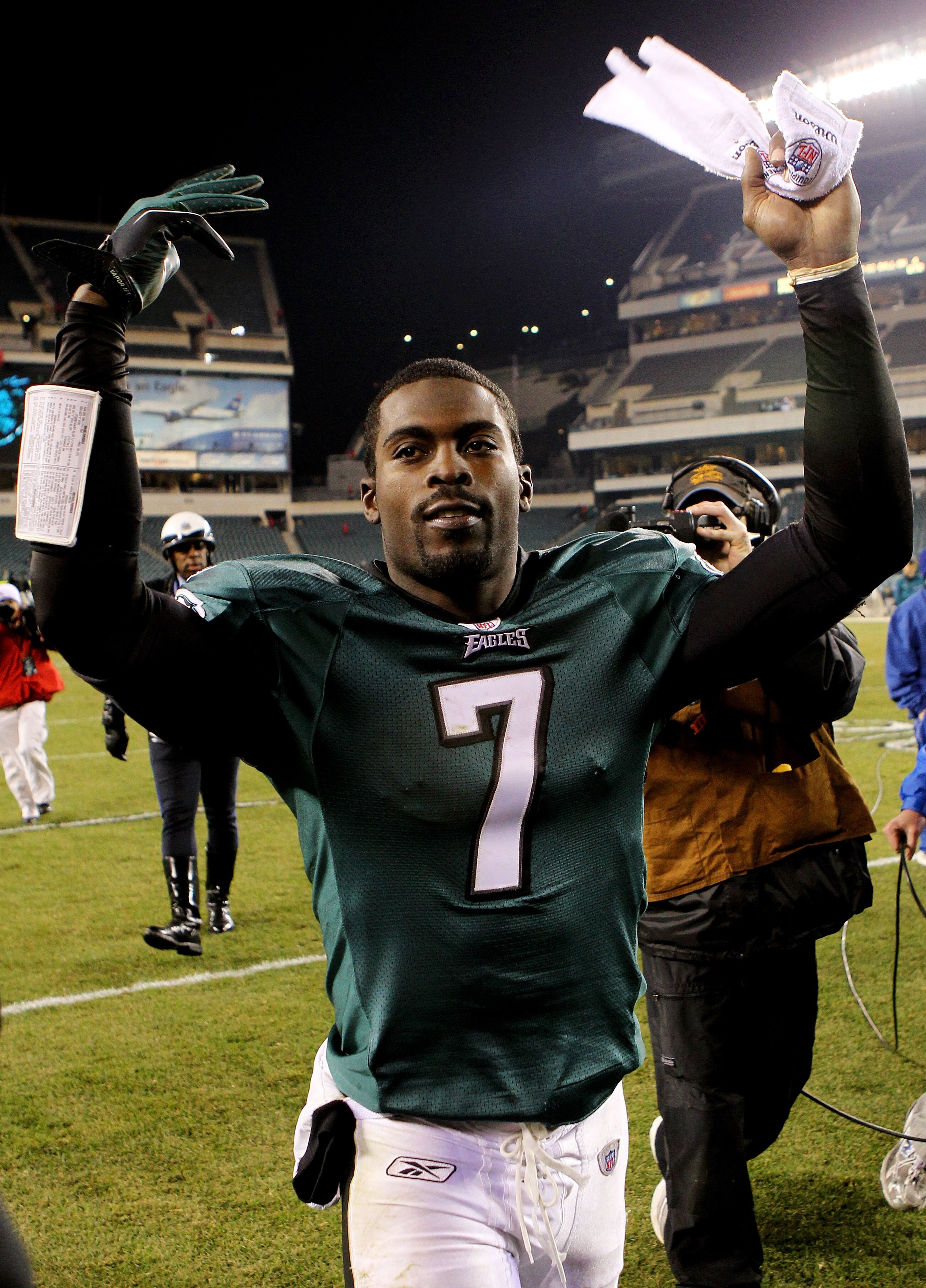 PHILADELPHIA - NOVEMBER 21:  Michael Vick #7 of the Philadelphia Eagles celebrates after defeating the New York Giants at Lincoln Financial Field on November 21, 2010 in Philadelphia, Pennsylvania.  (Photo by Nick Laham/Getty Images)
