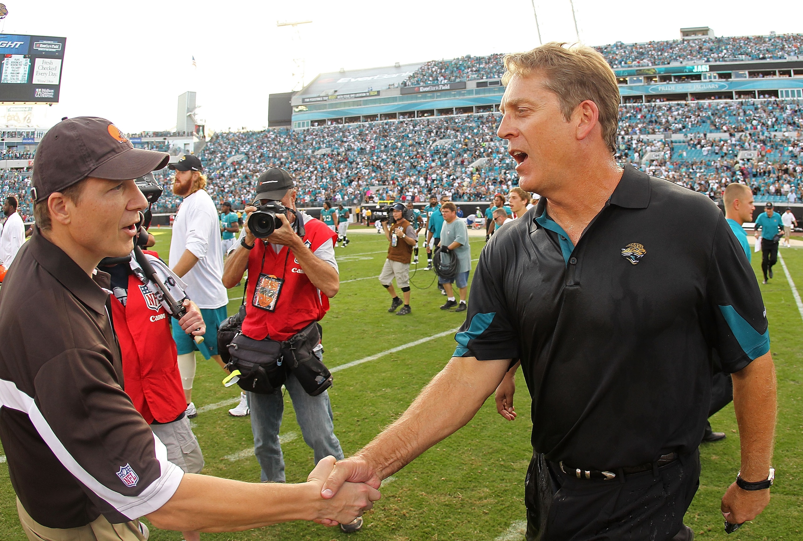 JACKSONVILLE, FL - NOVEMBER 21: Jacksonville Jaguars head coach Jack Del Rio shakes hands with Eric Mangini after a game agaisnt the Cleveland Browns at EverBank Field on November 21, 2010 in Jacksonville, Florida.  (Photo by Mike Ehrmann/Getty Images)