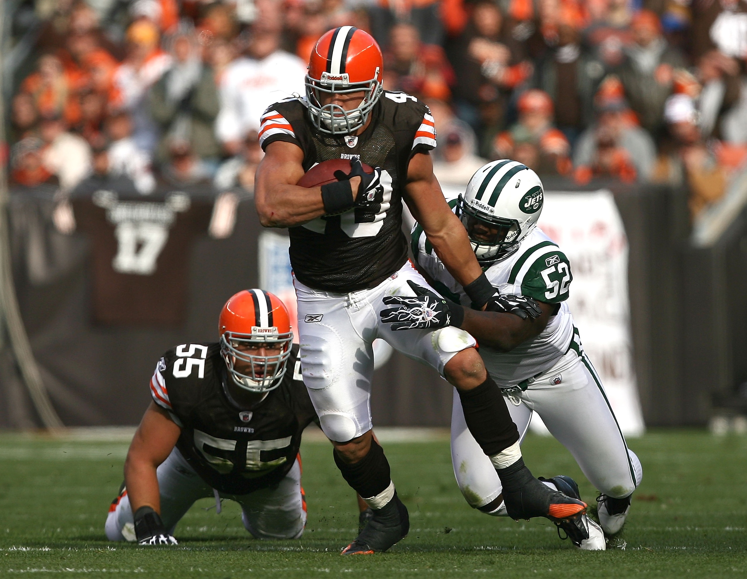 CLEVELAND - NOVEMBER 14: Tailback Peyton Hillis #40 of the Cleveland Browns runs away from David Harris #52 of the New York Jets at Cleveland Browns Stadium on November 14, 2010 in Cleveland, Ohio. (Photo by Matt Sullivan/Getty Images) CLEVELAND - NOVEMBER 14: Tailback Peyton Hillis #40 of the Cleveland Browns runs away from David Harris #52 of the New York Jets at Cleveland Browns Stadium on November 14, 2010 in Cleveland, Ohio. (Photo by Matt Sullivan/Getty Images)