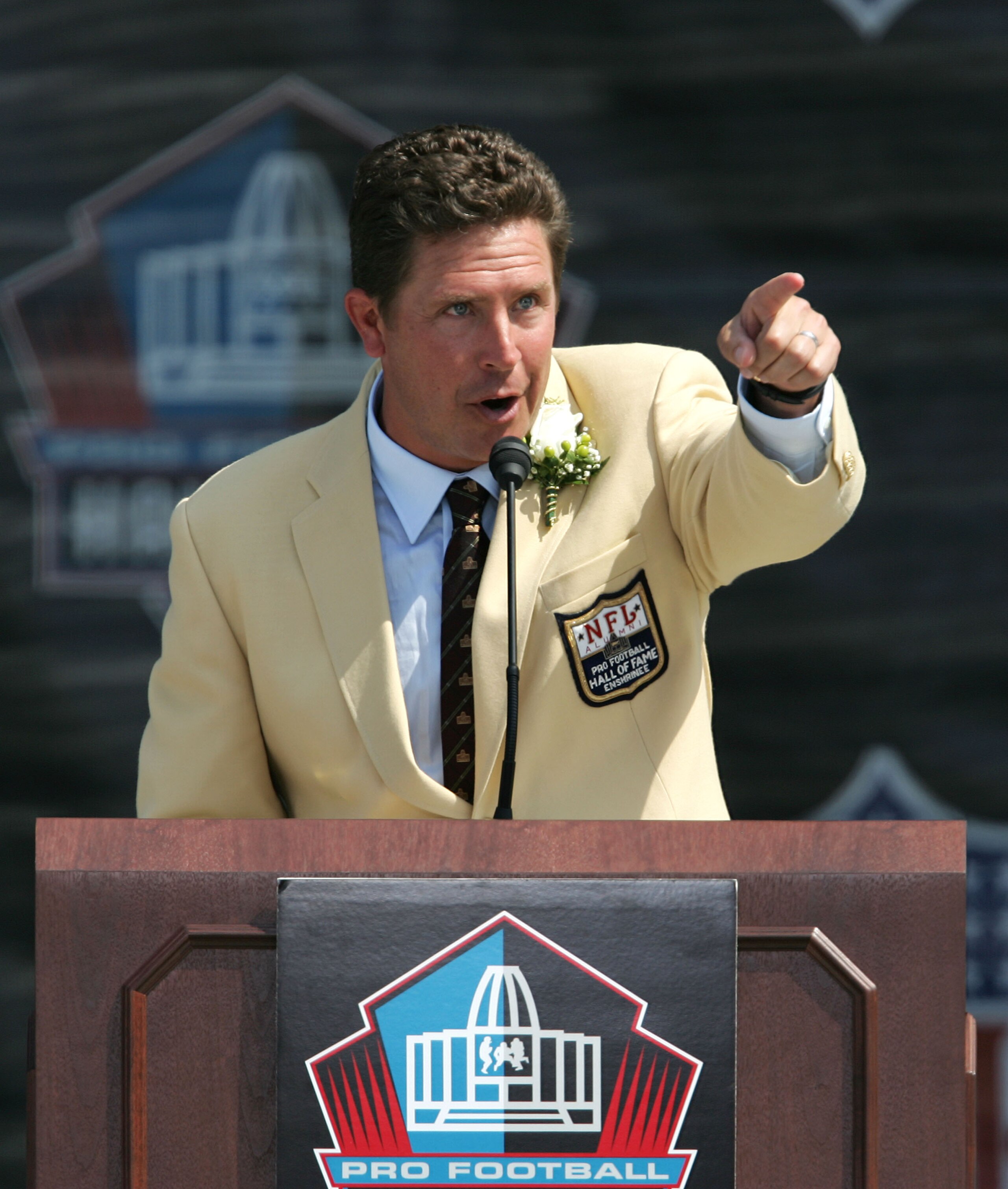 CANTON, OH - AUGUST 7: Pro Football Hall of Fame enshrinee Dan Marino of the Miami Dolphins thanks fans for coming during the 2005 NFL Hall of Fame enshrinement ceremony on August 7, 2005 in Canton, Ohio. (Photo by Jonathan Daniel/Getty Images)
