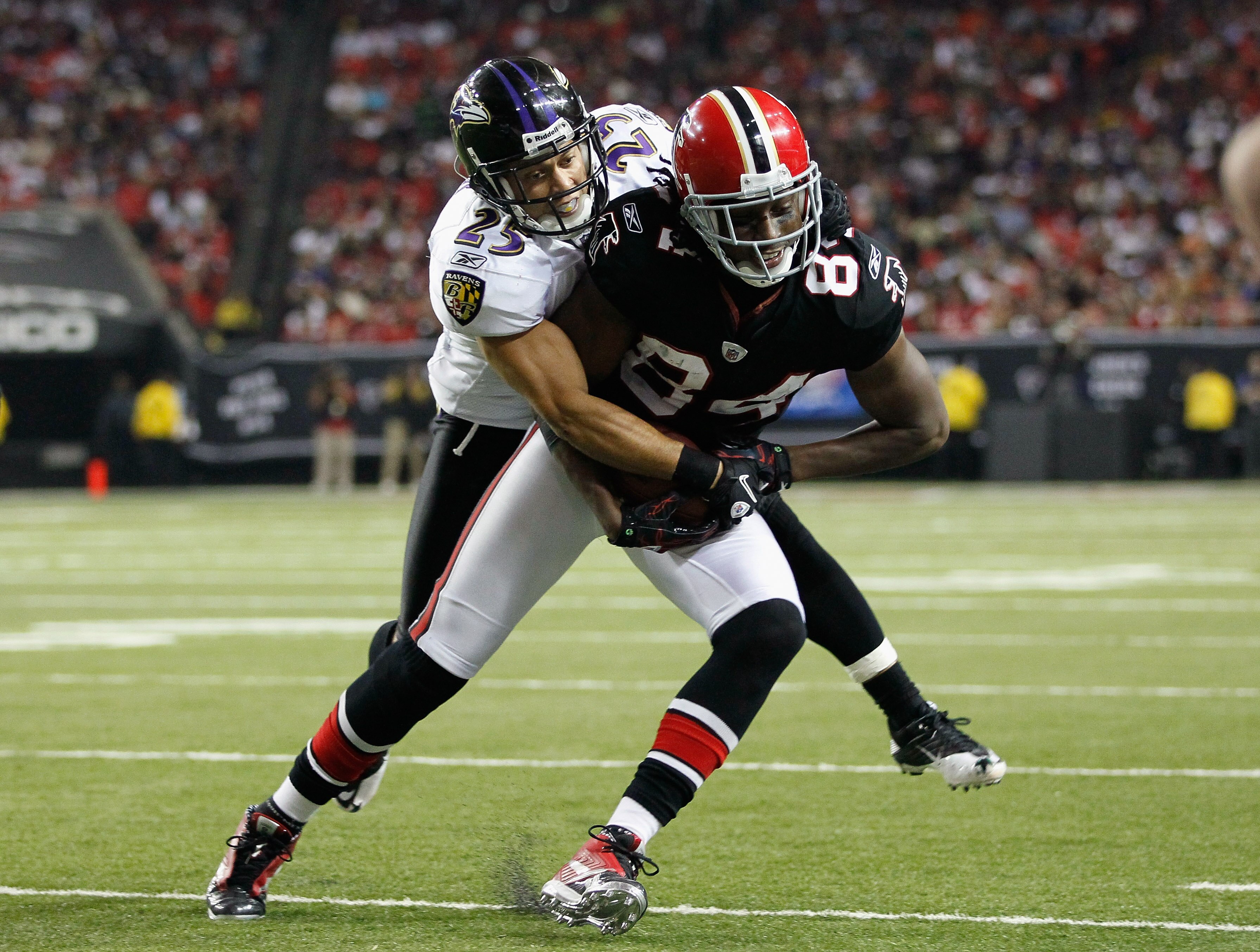 ATLANTA - NOVEMBER 11:  Roddy White #84 of the Atlanta Falcons pulls in this reception against Chris Carr #25 of the Baltimore Ravens at Georgia Dome on November 11, 2010 in Atlanta, Georgia.  (Photo by Kevin C. Cox/Getty Images)